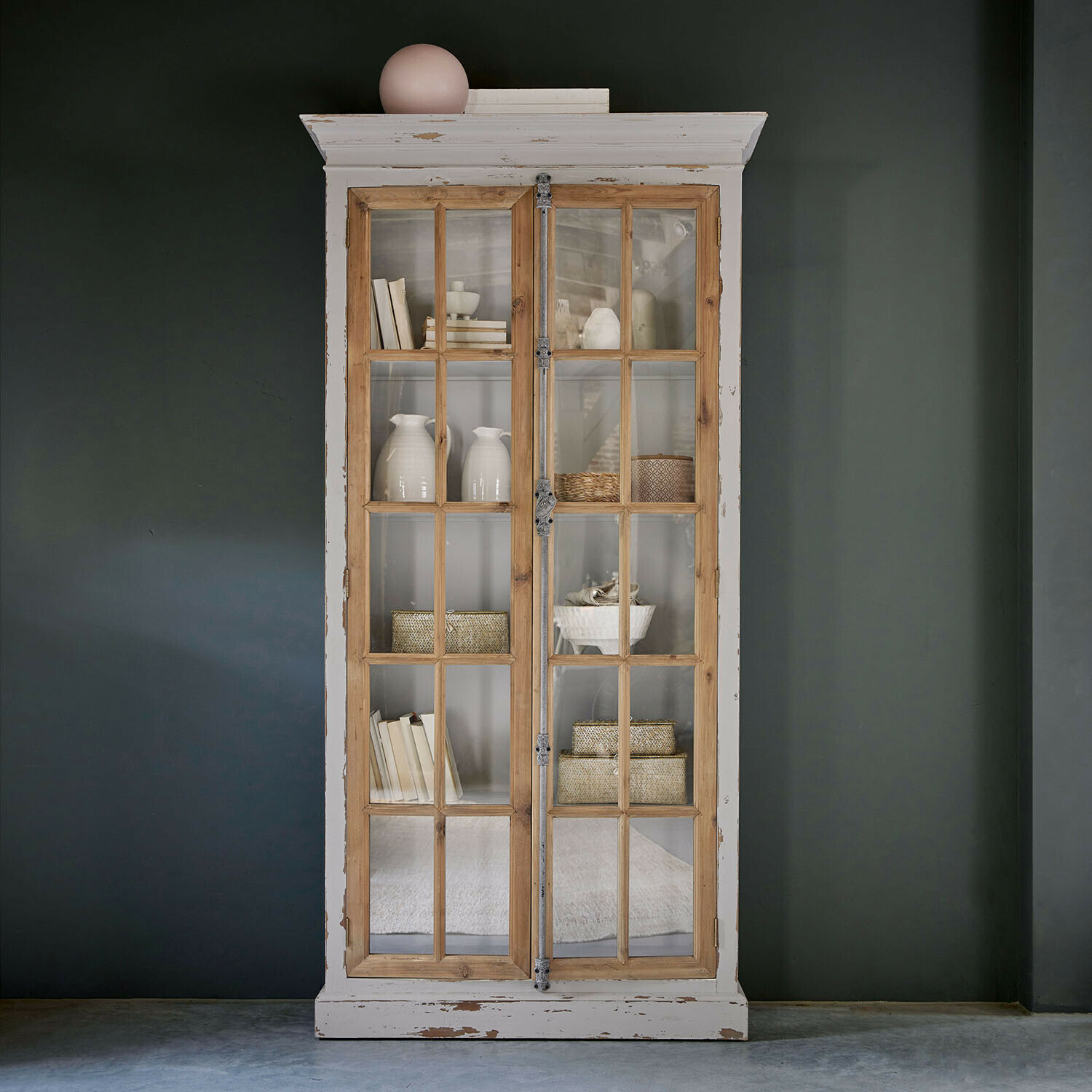 Kast Philippe Houten vitrinekast met witte verweerde lijst en glazen deuren, decoraties en boeken binnenin