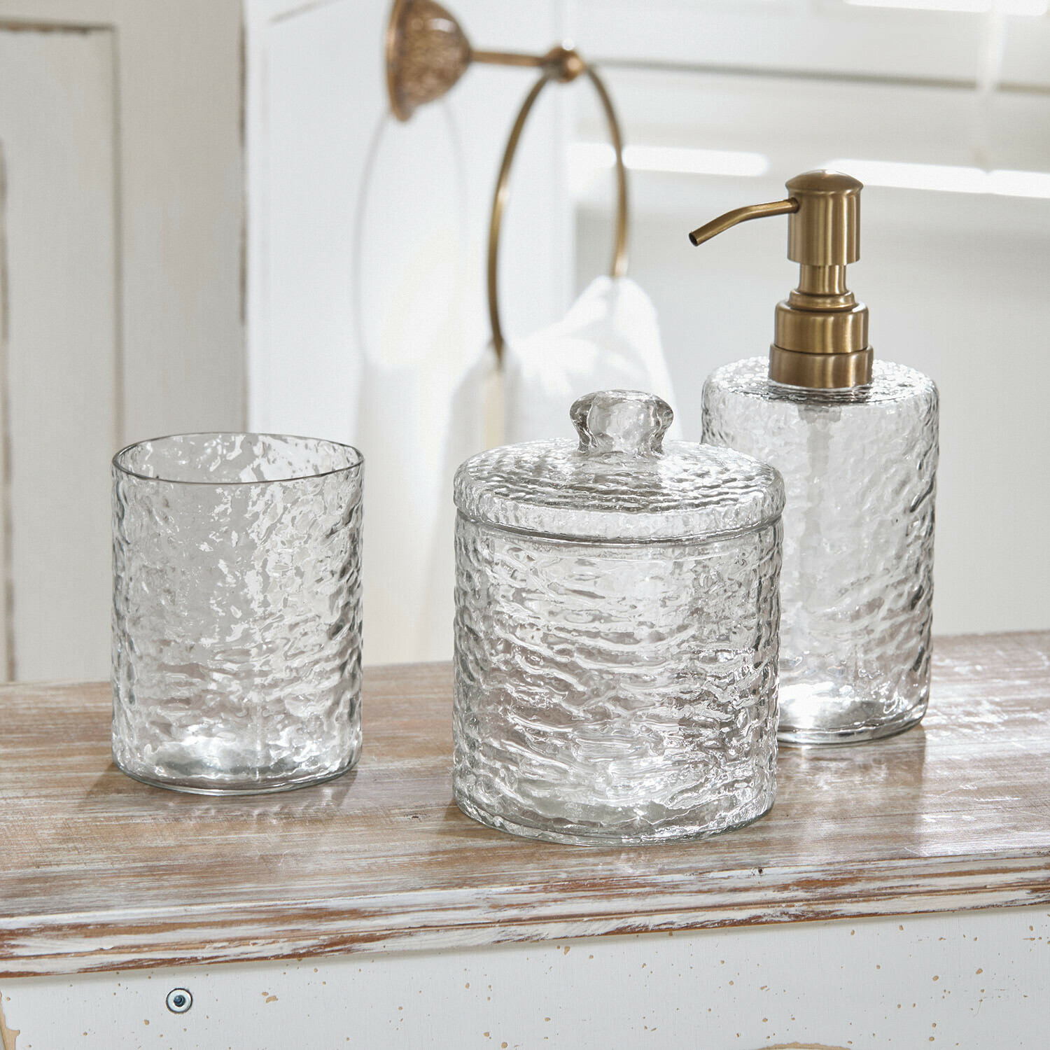 Transparante glazen badkamer set met zeepdispenser en pot, gouden metalen pomp