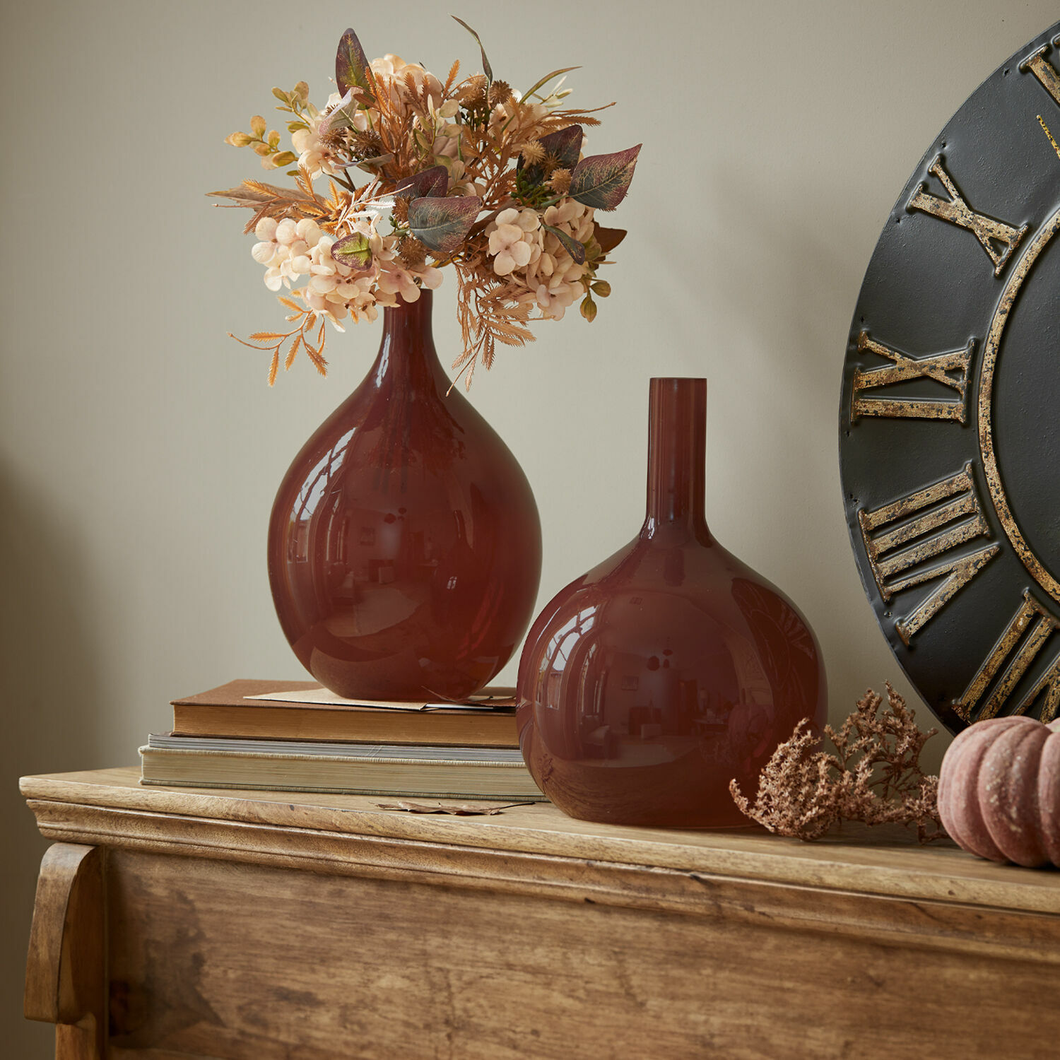 Vaas set van 2 Erlunda Twee bruine glazen vazen op houten blad met decoratieve gedroogde bloemen en boeken