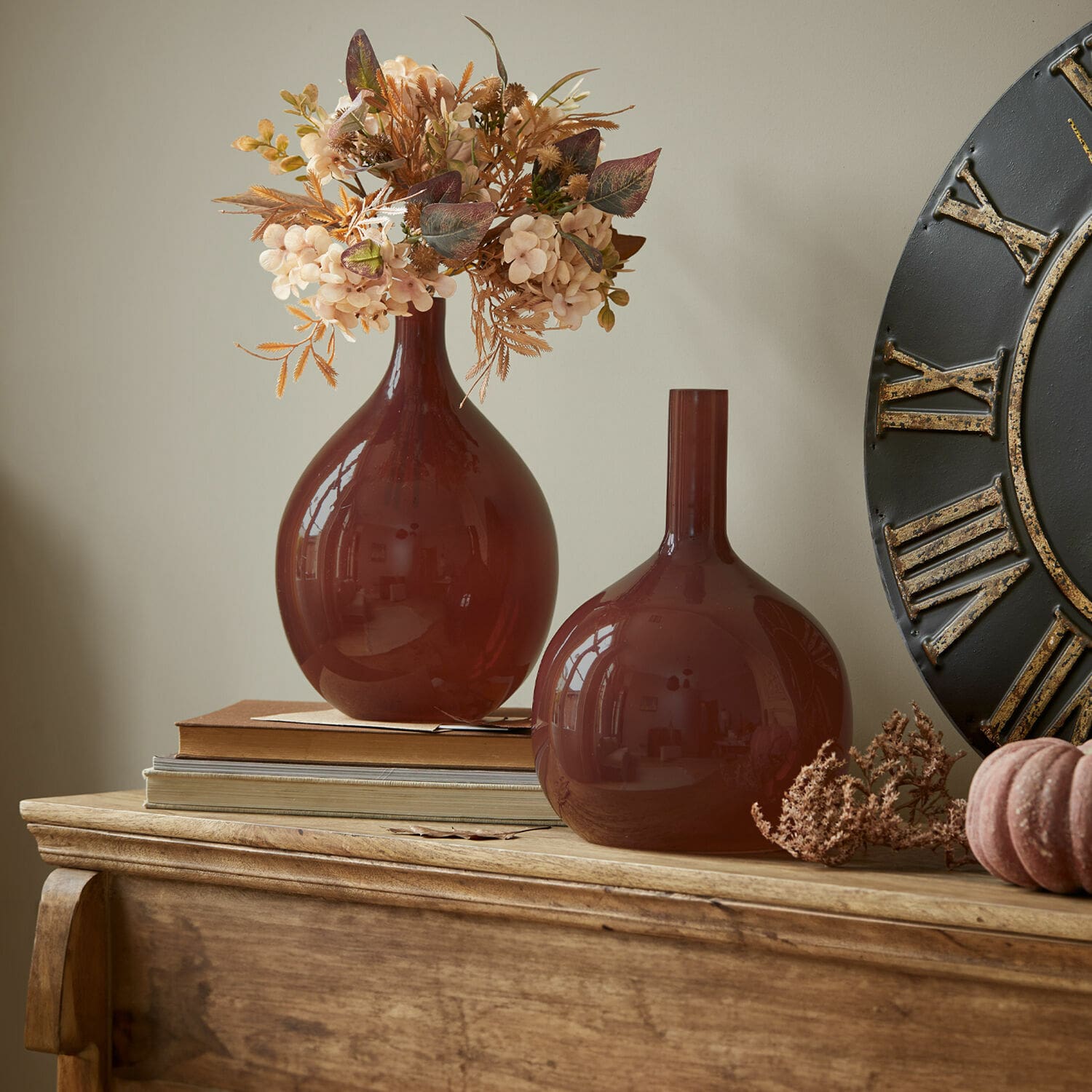 Vaas set van 2 Erlunda Twee bruine glazen vazen op houten blad met decoratieve gedroogde bloemen en boeken