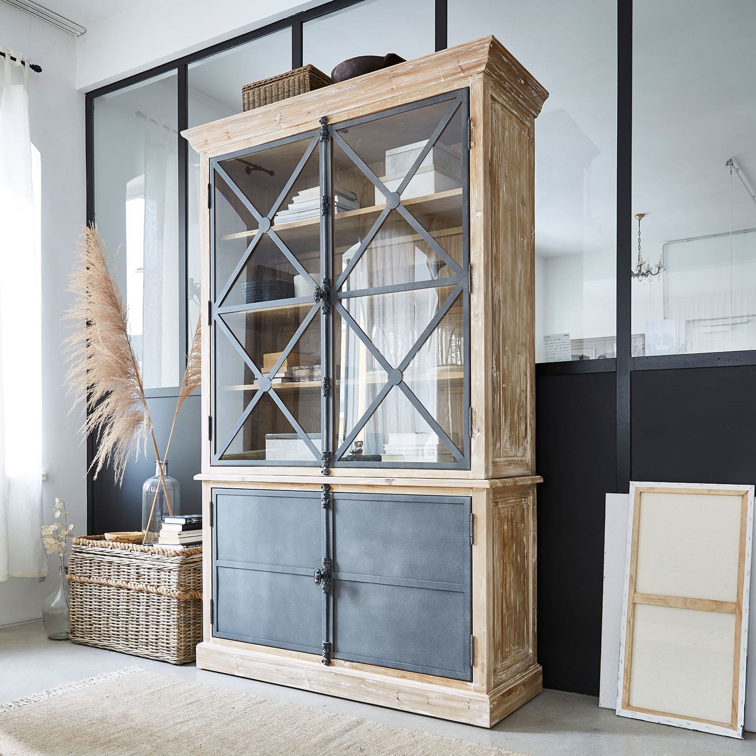 Kast Kingswin Grote houten vitrinekast met grijze metalen deuren, industriële stijl voor woonkamer
