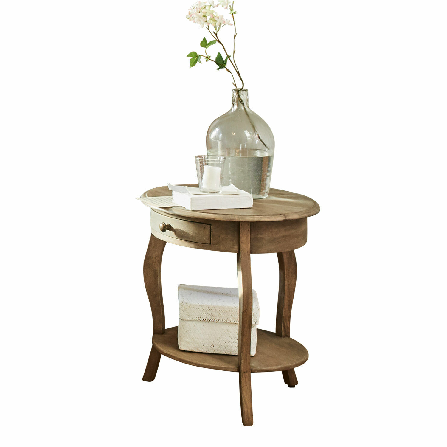 Bijzettafel Jace Ronde houten tafel met lade en plank, gedecoreerd met een doorzichtige vaas en witte boeken