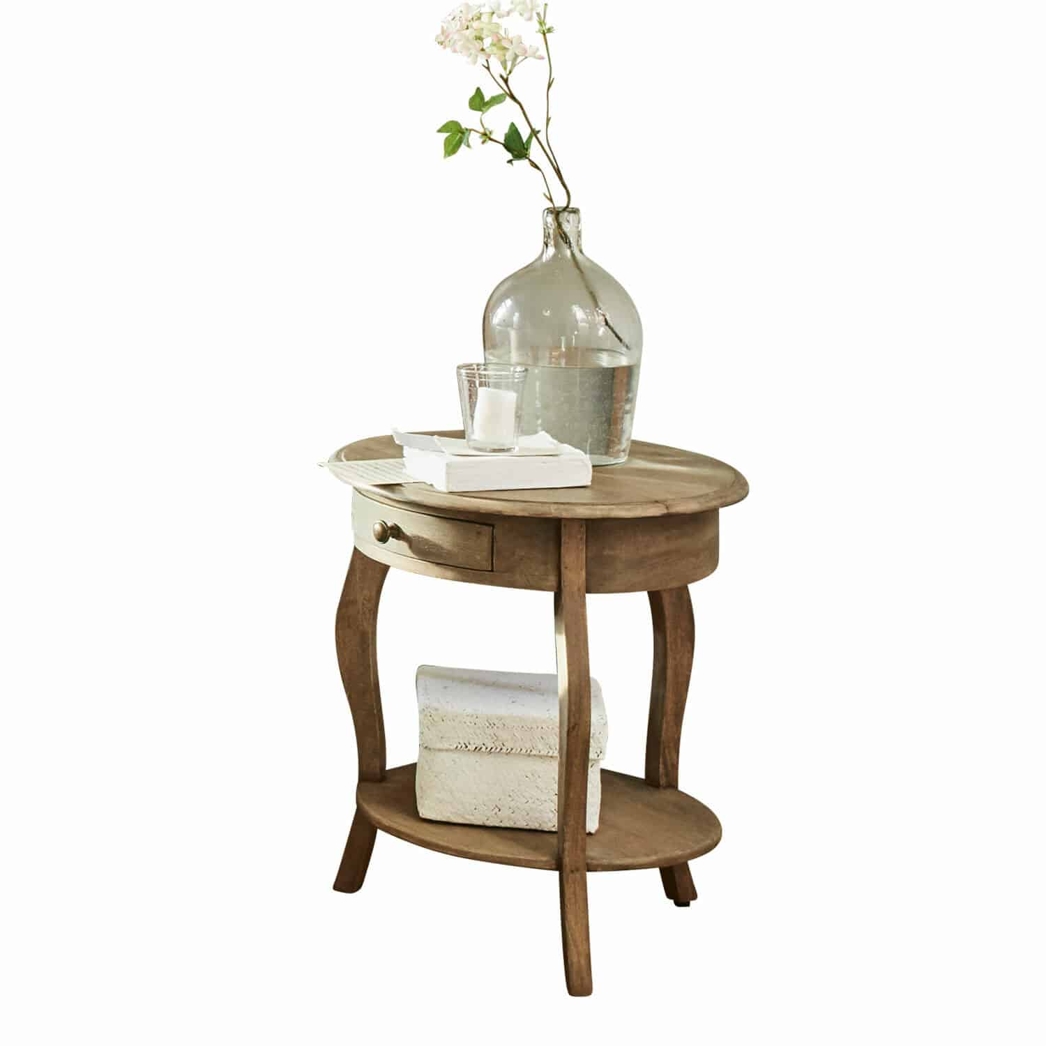 Bijzettafel Jace Ronde houten tafel met lade en plank, gedecoreerd met een doorzichtige vaas en witte boeken