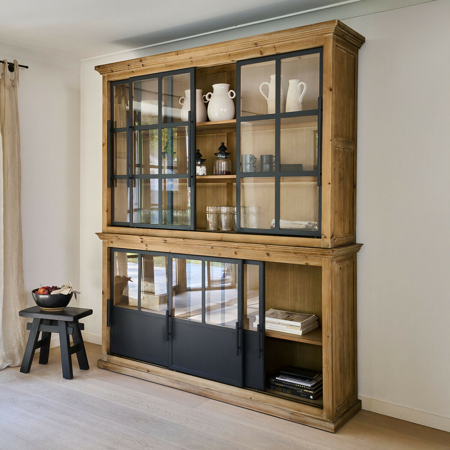 Houten vitrinekast met glazen deuren in zwart frame, stijlvolle opbergkast voor woonkamer