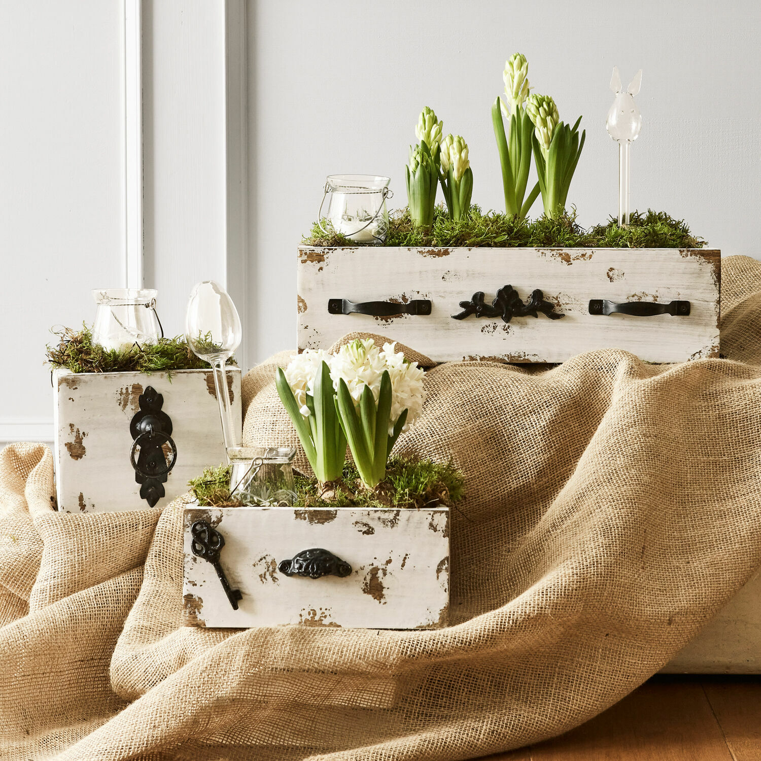 Decoratiebakje set van 3 Gorik Rustieke witte houten kistjes met groene en witte hyacinten en decoratief mos