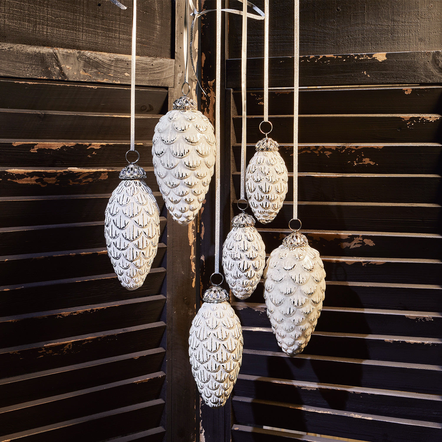 Kerstversiering set van 6 Éva Set witte metalen dennenappels als hangende kerstdecoratie voor binnen
