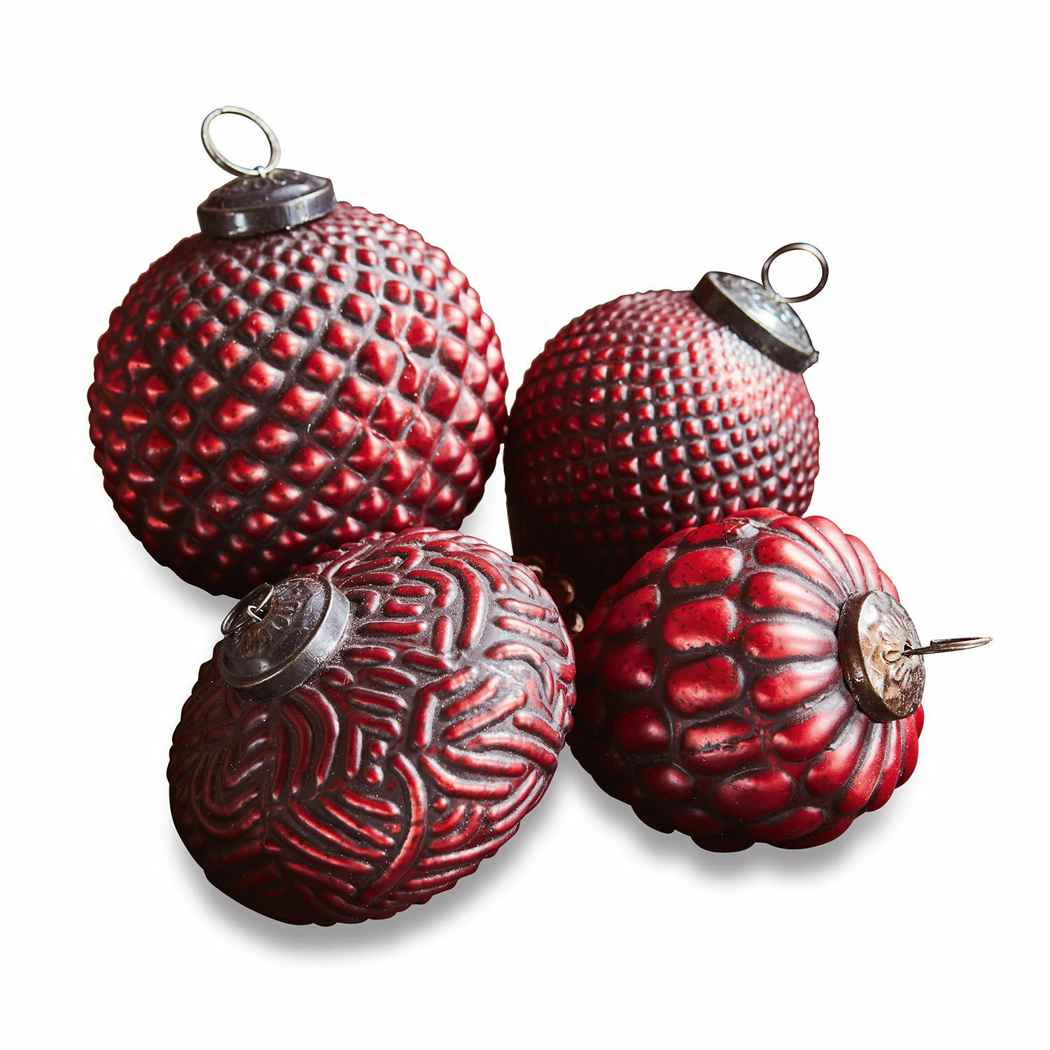 Kerstversiering set van 4 Meyen Vier rode kerstballen met verschillende texturen en metalen haken voor feestelijke decoratie