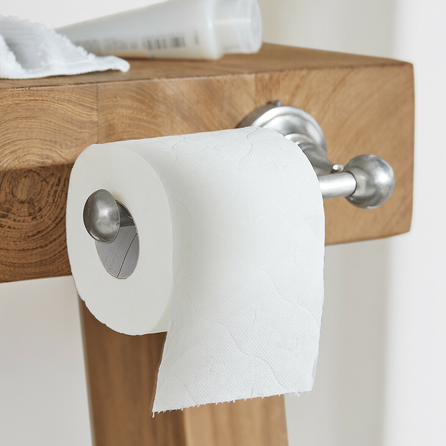 Toiletrolhouder Pax RVS toiletrolhouder gemonteerd op houten badkamerblad