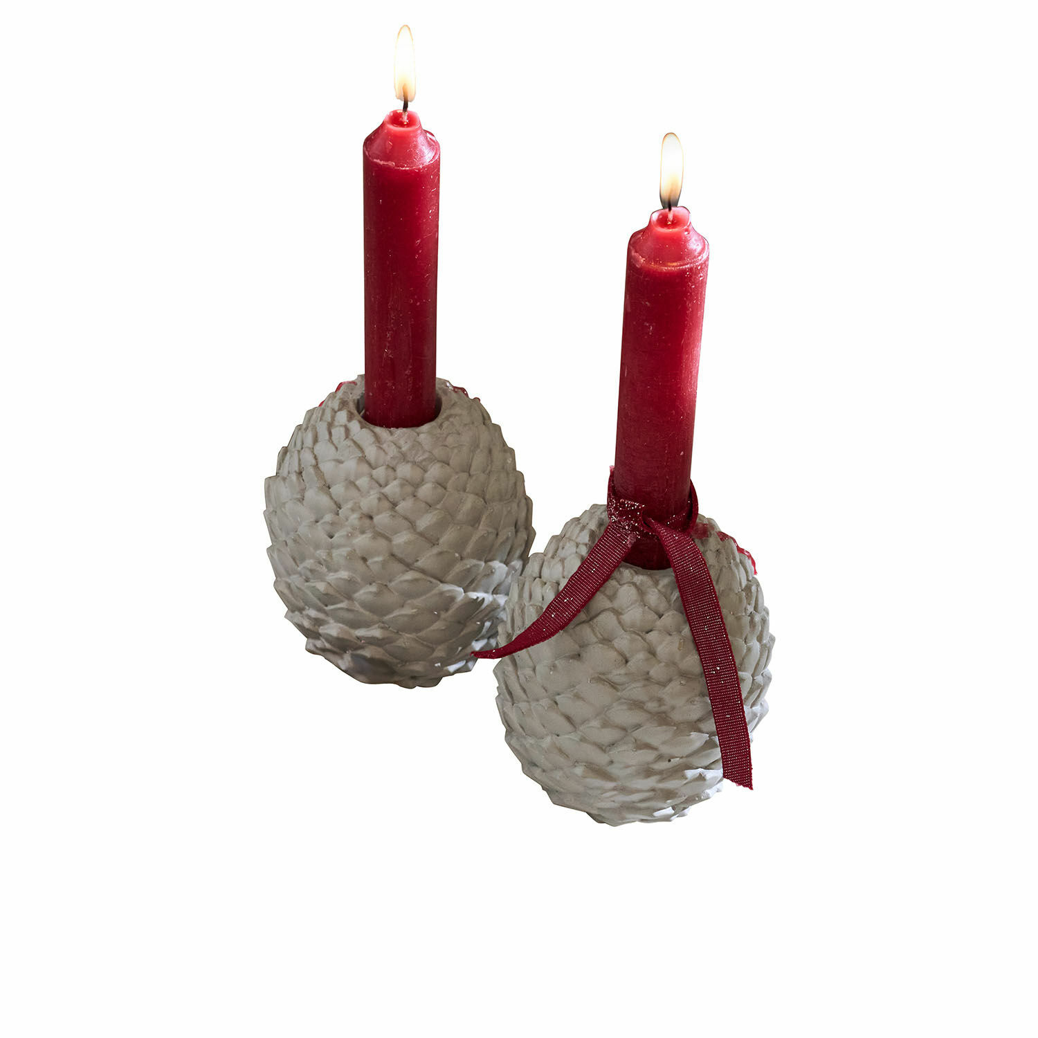 Kaarsenhouder set van 2 Rianora Twee grijze kandelaren in dennenappelvorm met brandende rode kaarsen en rood lint