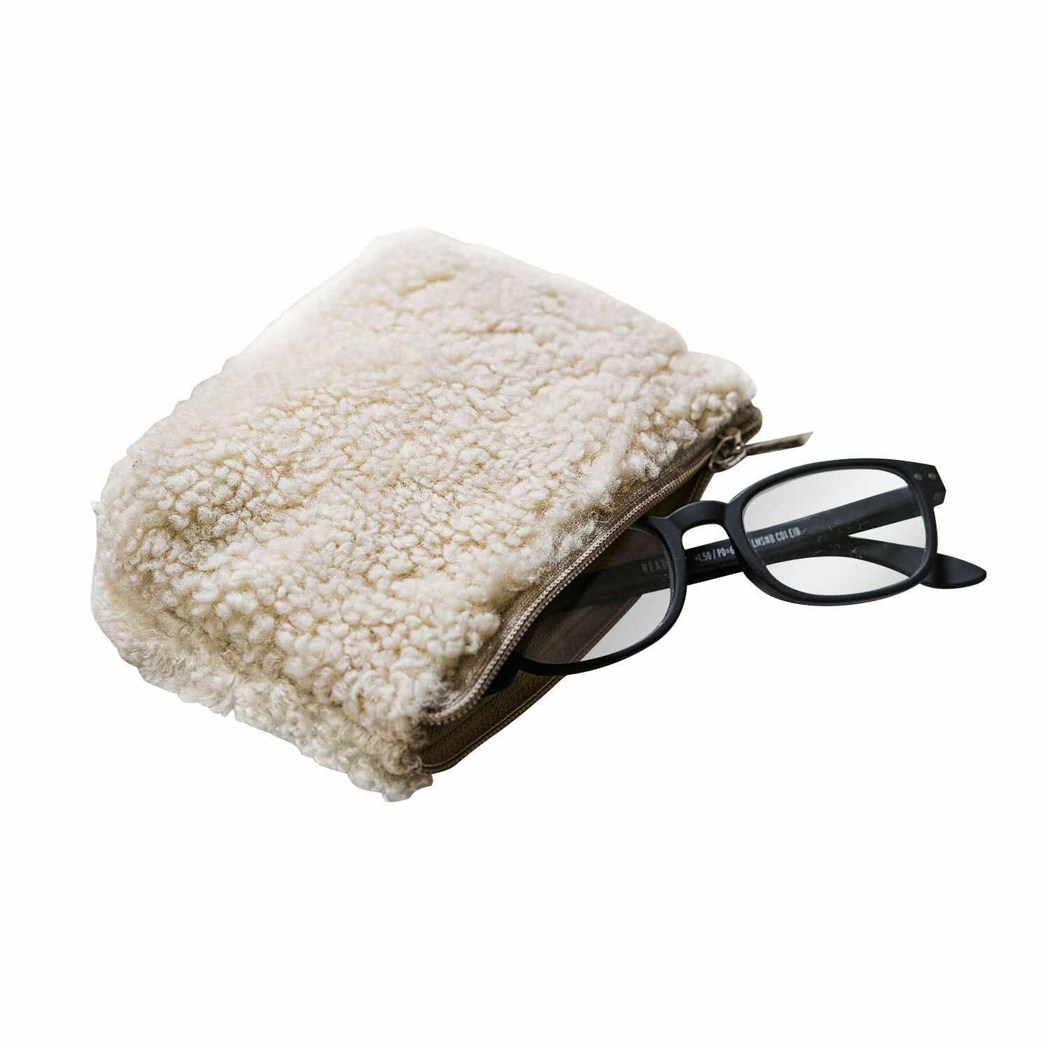 Brillenkoker van zacht crèmekleurig wolachtig materiaal, praktisch en stijlvol voor bescherming