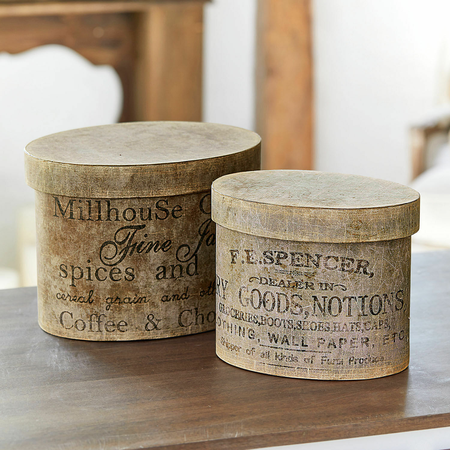 Doos set van 2 Tunguska Twee ronde bruine decoratieve dozen met vintage opdruk op een houten tafel