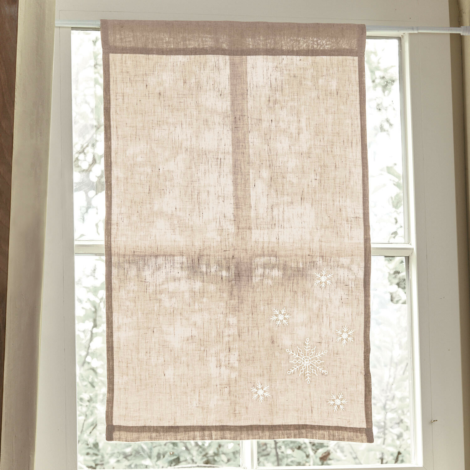 Beige linnen rolgordijn met sneeuwvlokmotief, lichte raamdecoratie voor woonkamer