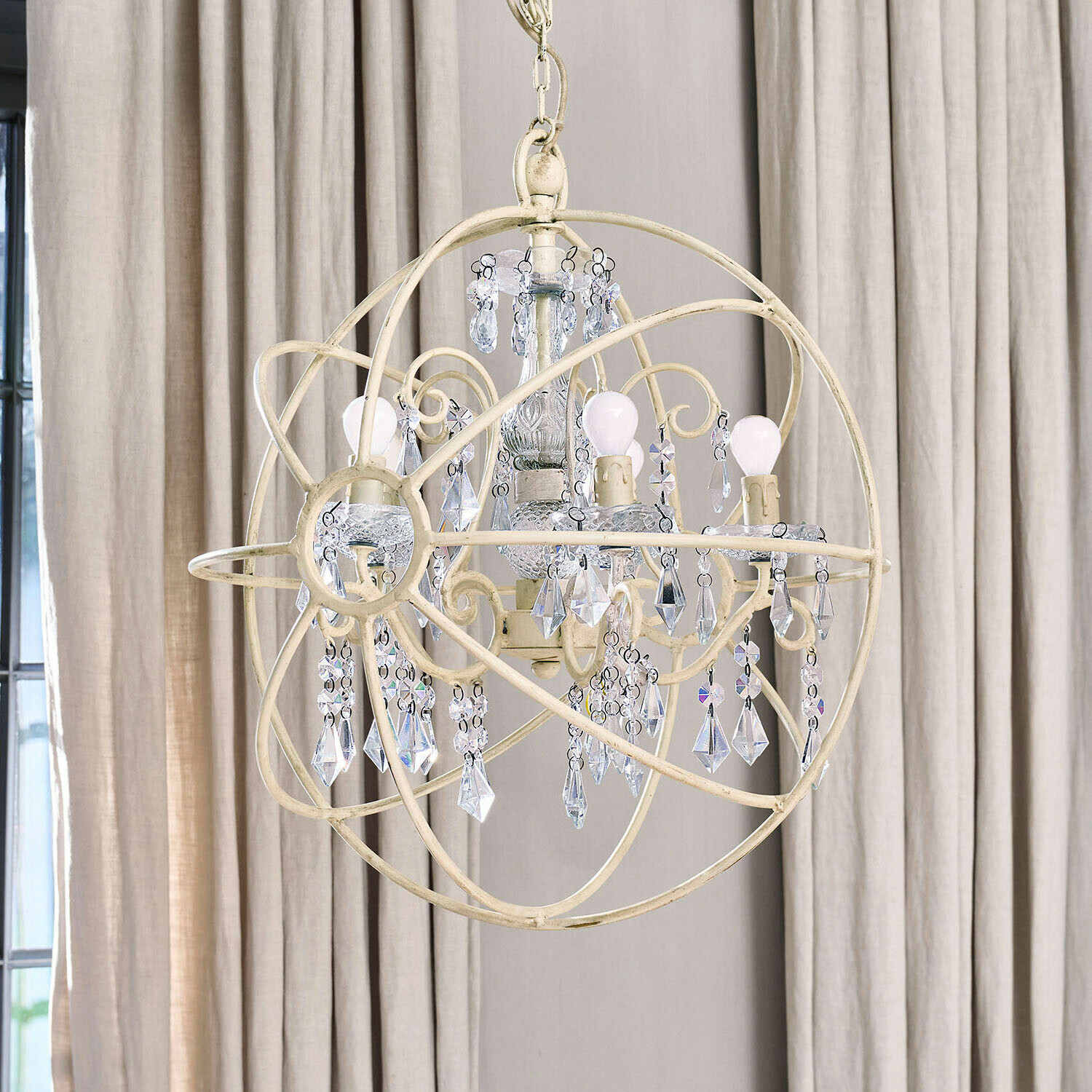Hanglamp Élivienne Crèmekleurige metalen hanglamp met kristallen versieringen en lampen, decoratieve binnenverlichting