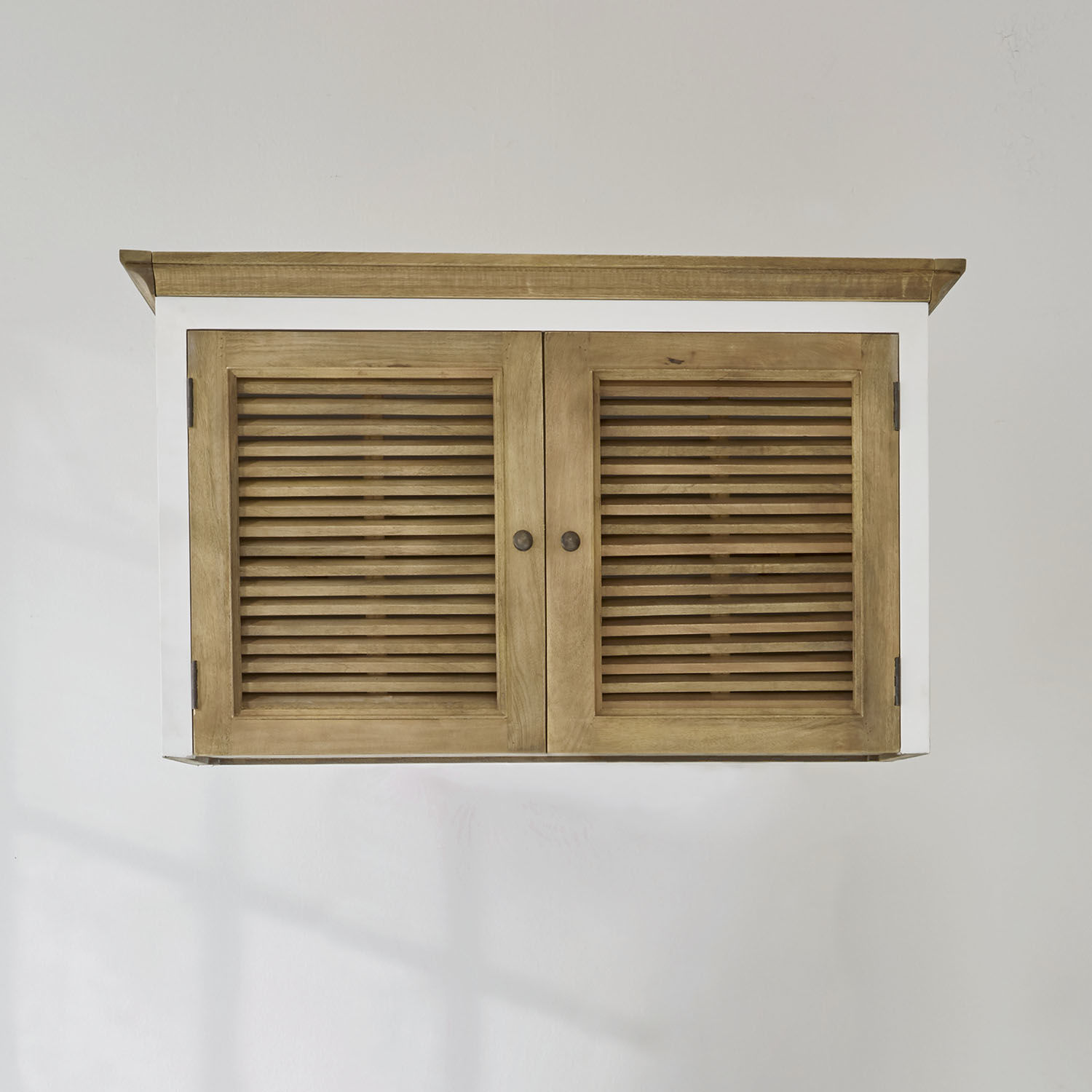 Kastopbouw Comtois Hangkast van natuurlijk hout met wit frame en lamellen deuren voor praktische opbergruimte