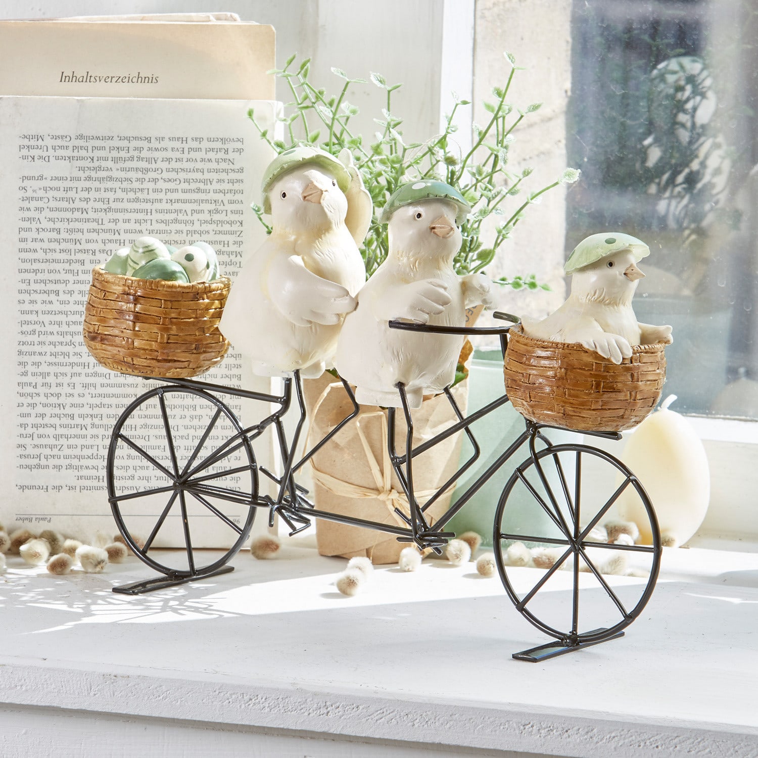 Kuikentjes Family Tour Decoratie met drie witte vogeltjes met groene hoedjes op metalen fiets met rieten manden