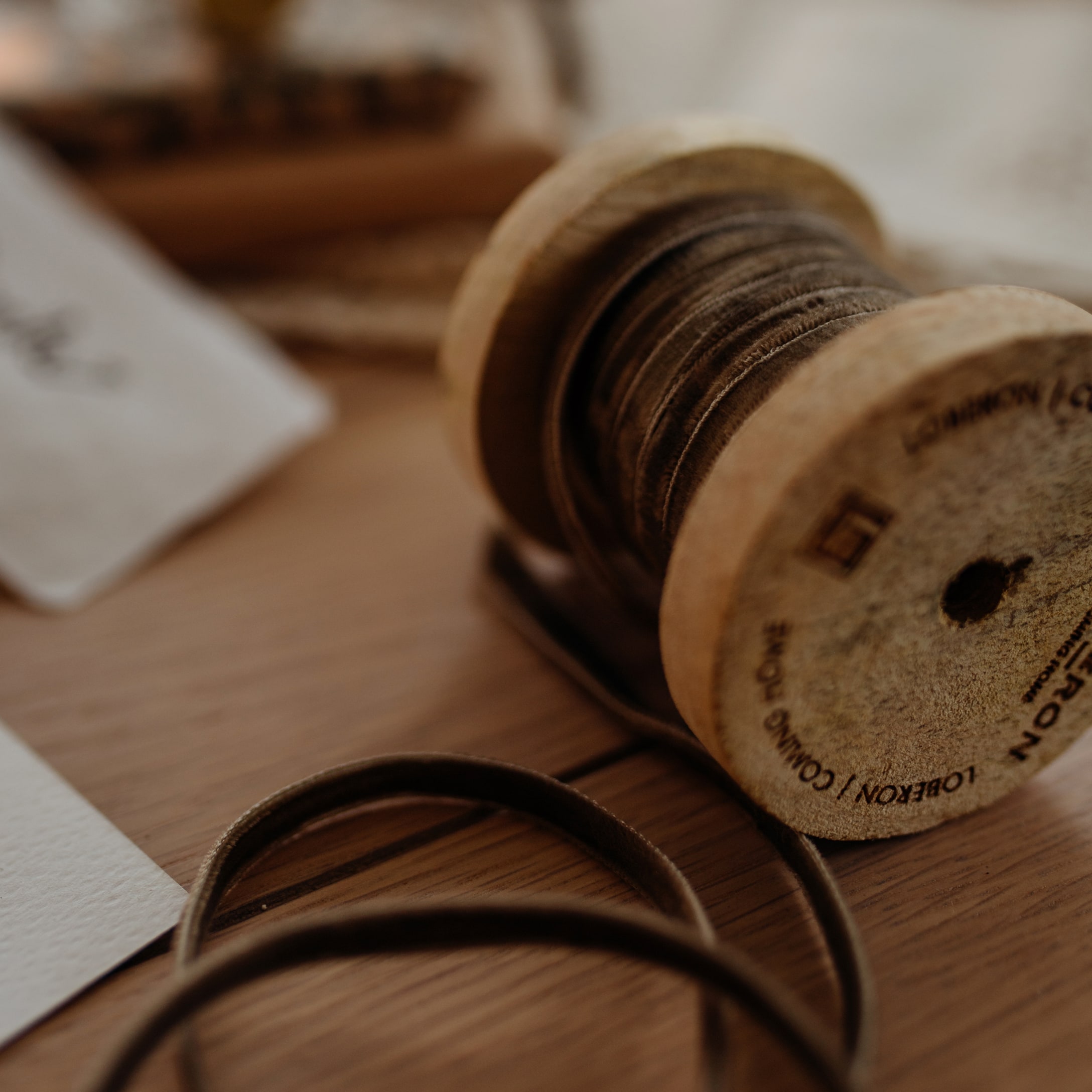 Bruine fluwelen lint op houten spoel voor decoratie en cadeauverpakking