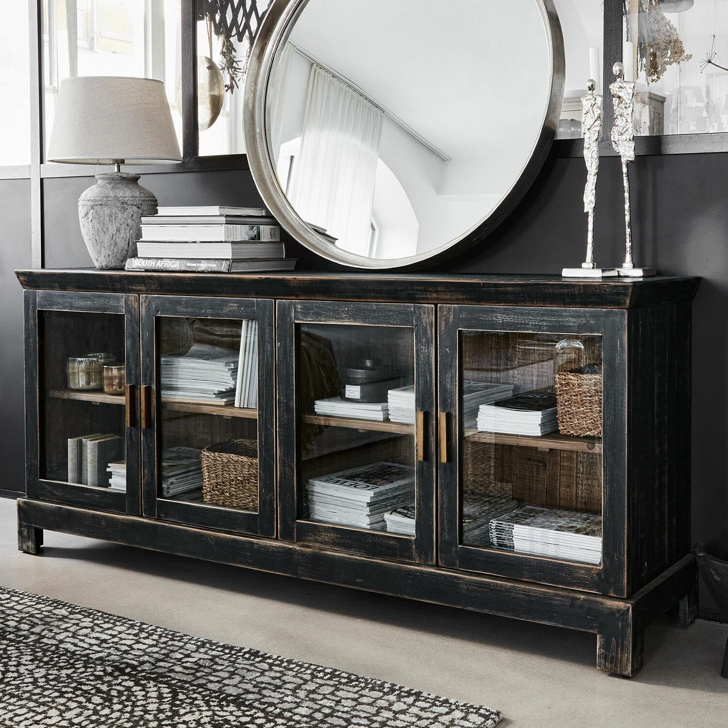 Lage kast Nivelles Zwarte houten dressoir met glazen deuren en messing handgrepen in vintage stijl