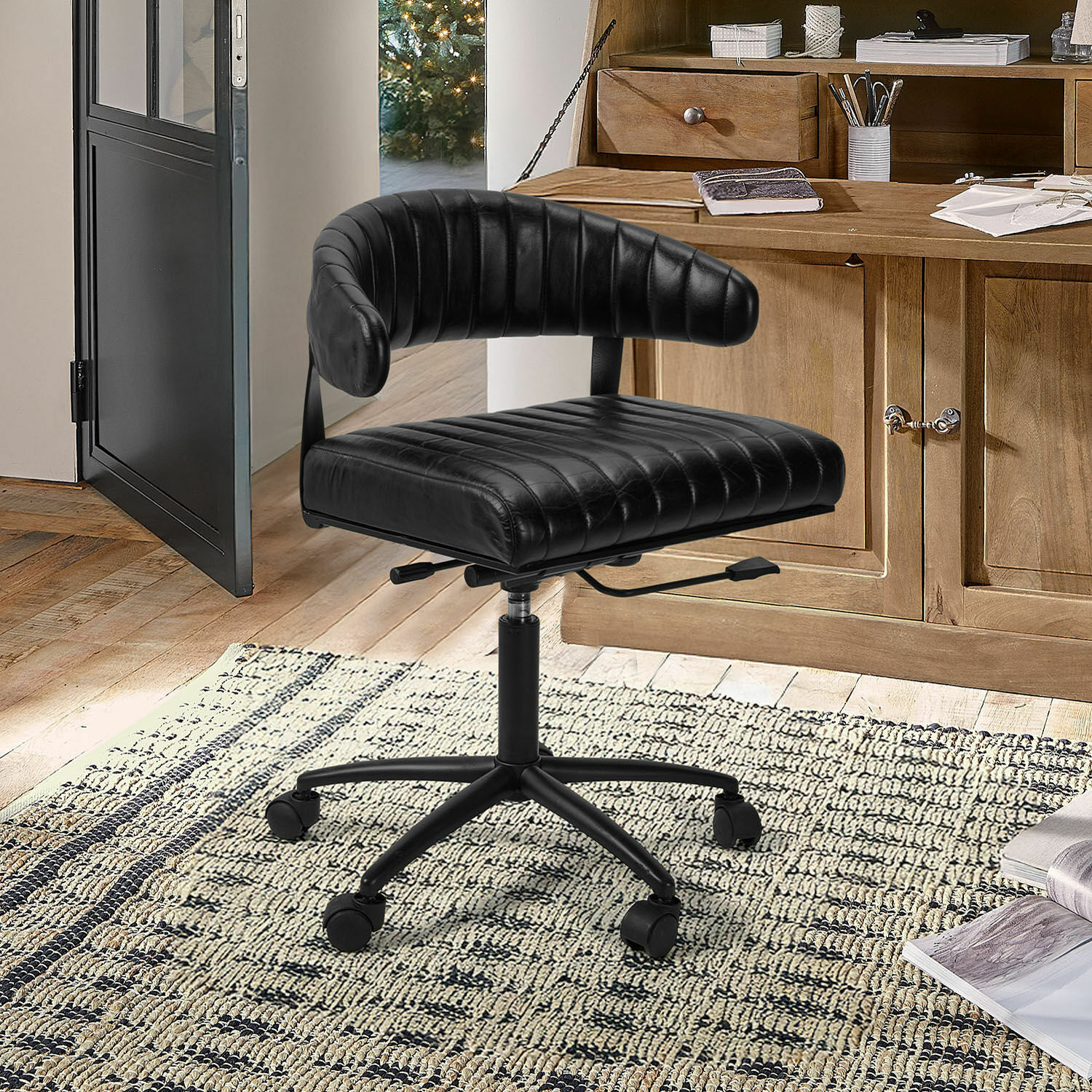 Zwarte draaibare bureaustoel van doorgestikt leer met wieltjes, modern ontwerp voor kantoor