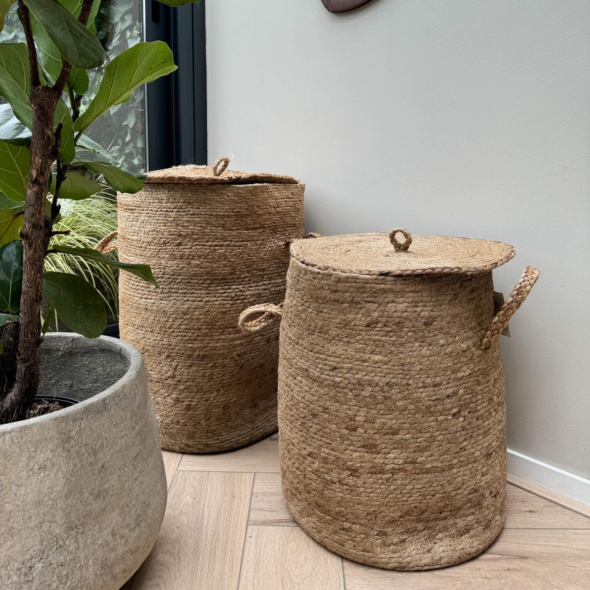 Twee natuurlijke jute manden met deksels en handvatten, beige, voor thuisopslag