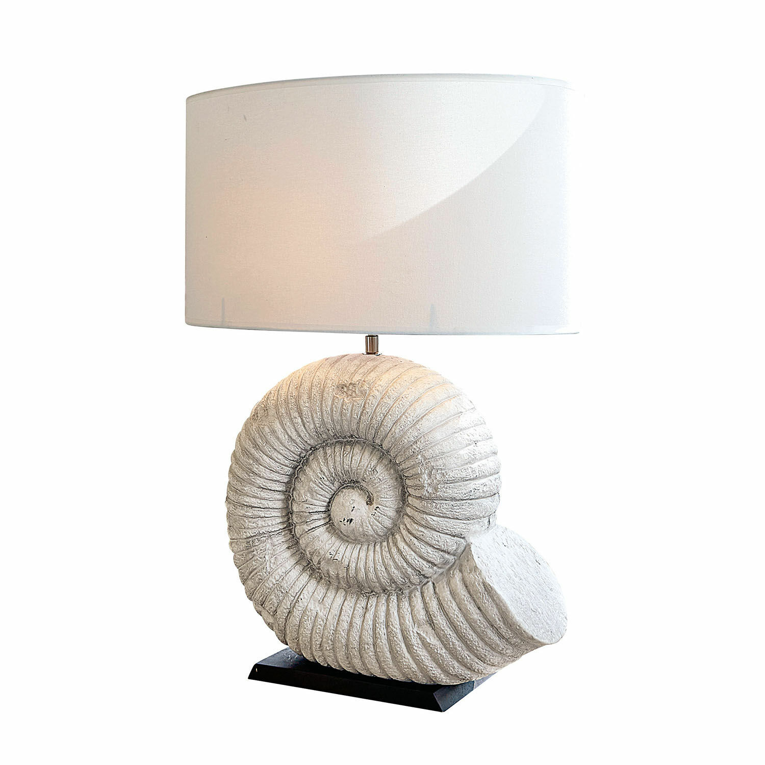 Tafellamp met witte stoffen kap en stenen schelpvormige voet, decoratieve binnenverlichting