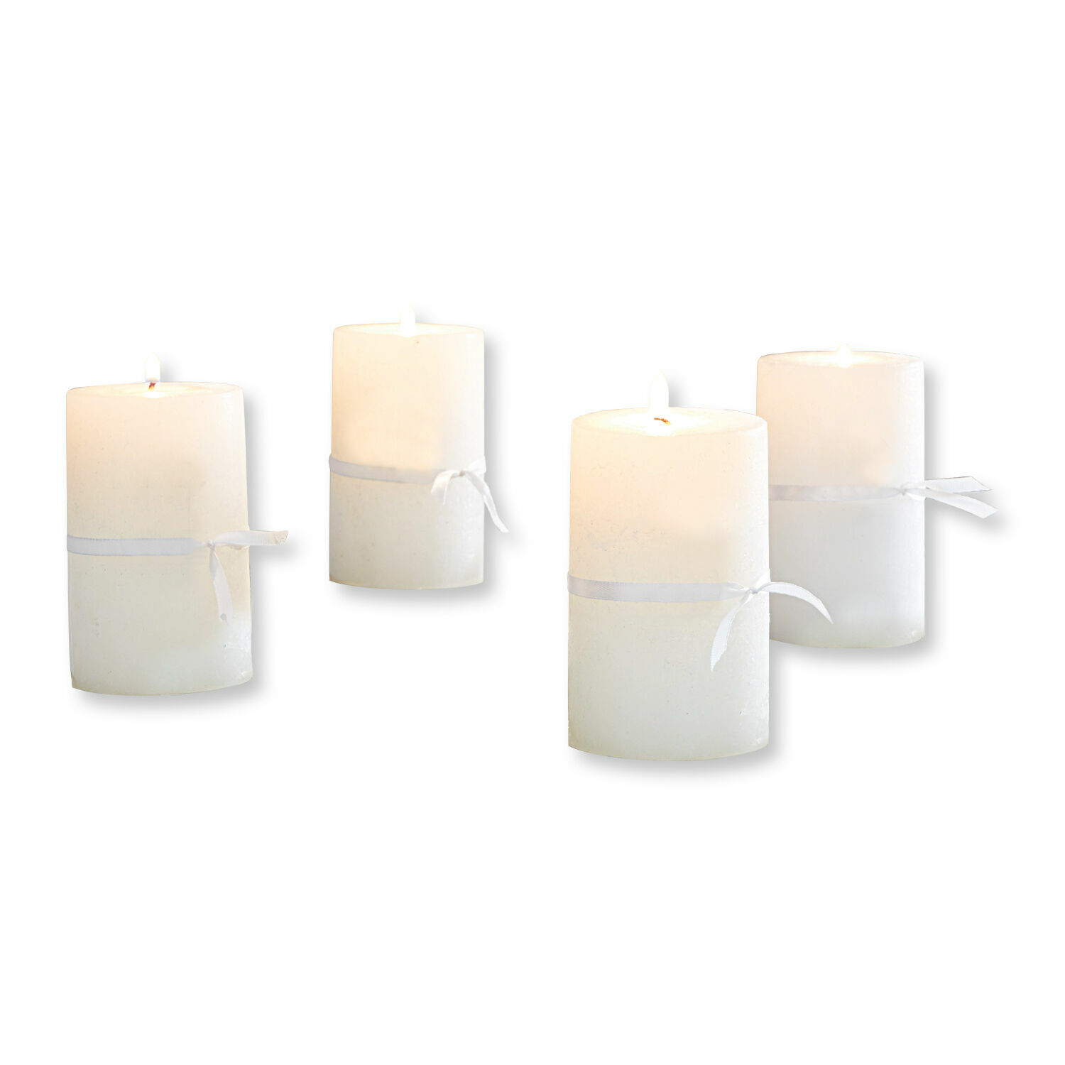 Kaars set van 4 Braga Set van vier witte decoratieve kaarsen met lint, perfect voor interieurdecoratie.