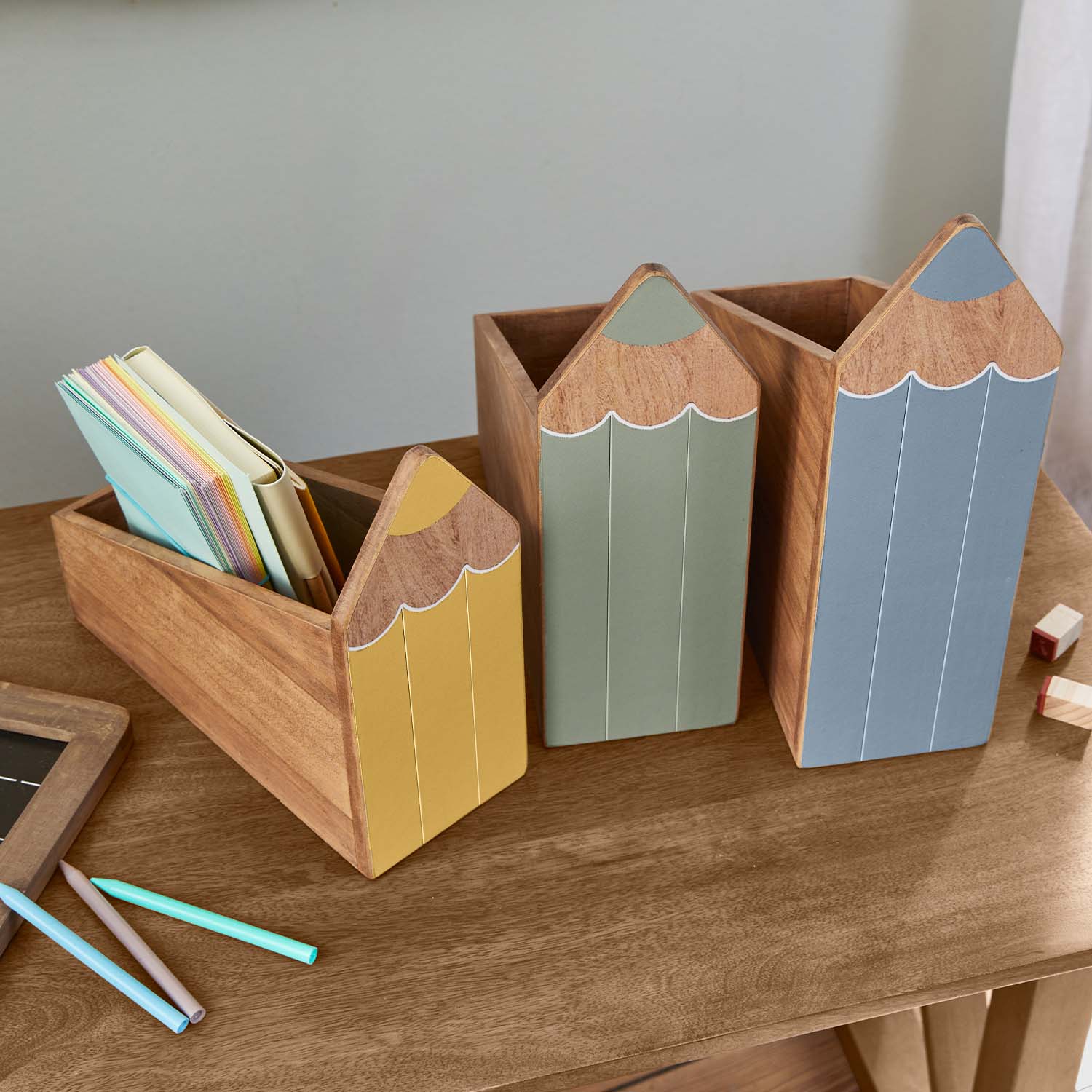 Houten bureau-organizers in potloodvorm in geel, groen en blauw voor het ordenen van spullen