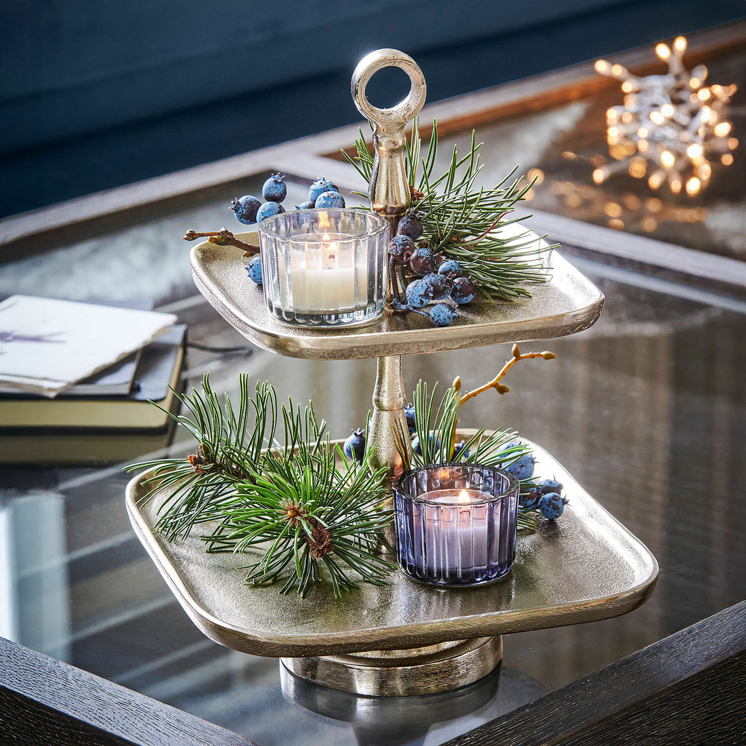 Etagère Tuarla Tweeledig zilverkleurig metalen etagère met kerstdecoratie en kaarsen op glazen tafel