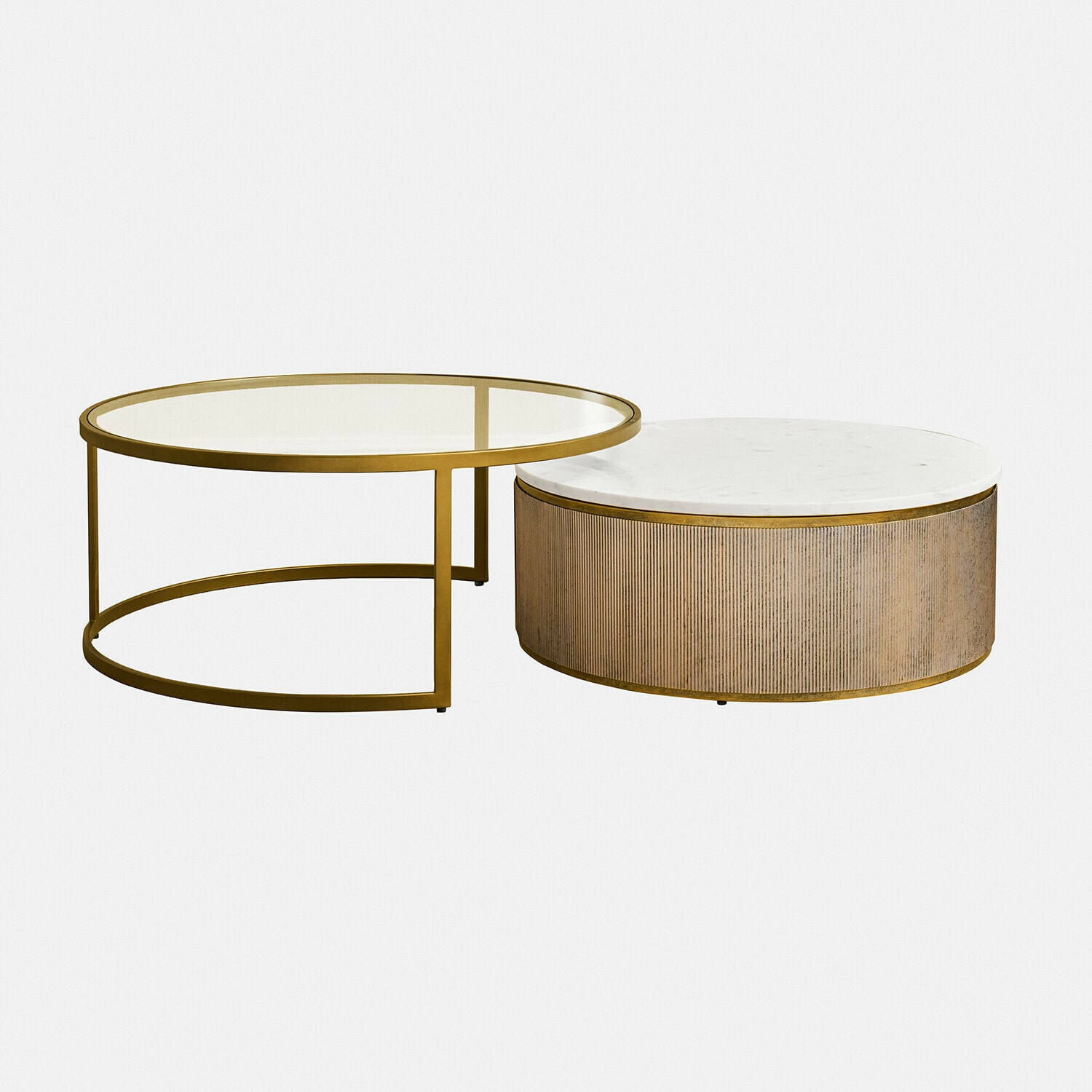 Salontafel set van 2 Venshire Set van twee ronde salontafels met gouden metalen frame en wit marmeren en glazen blad