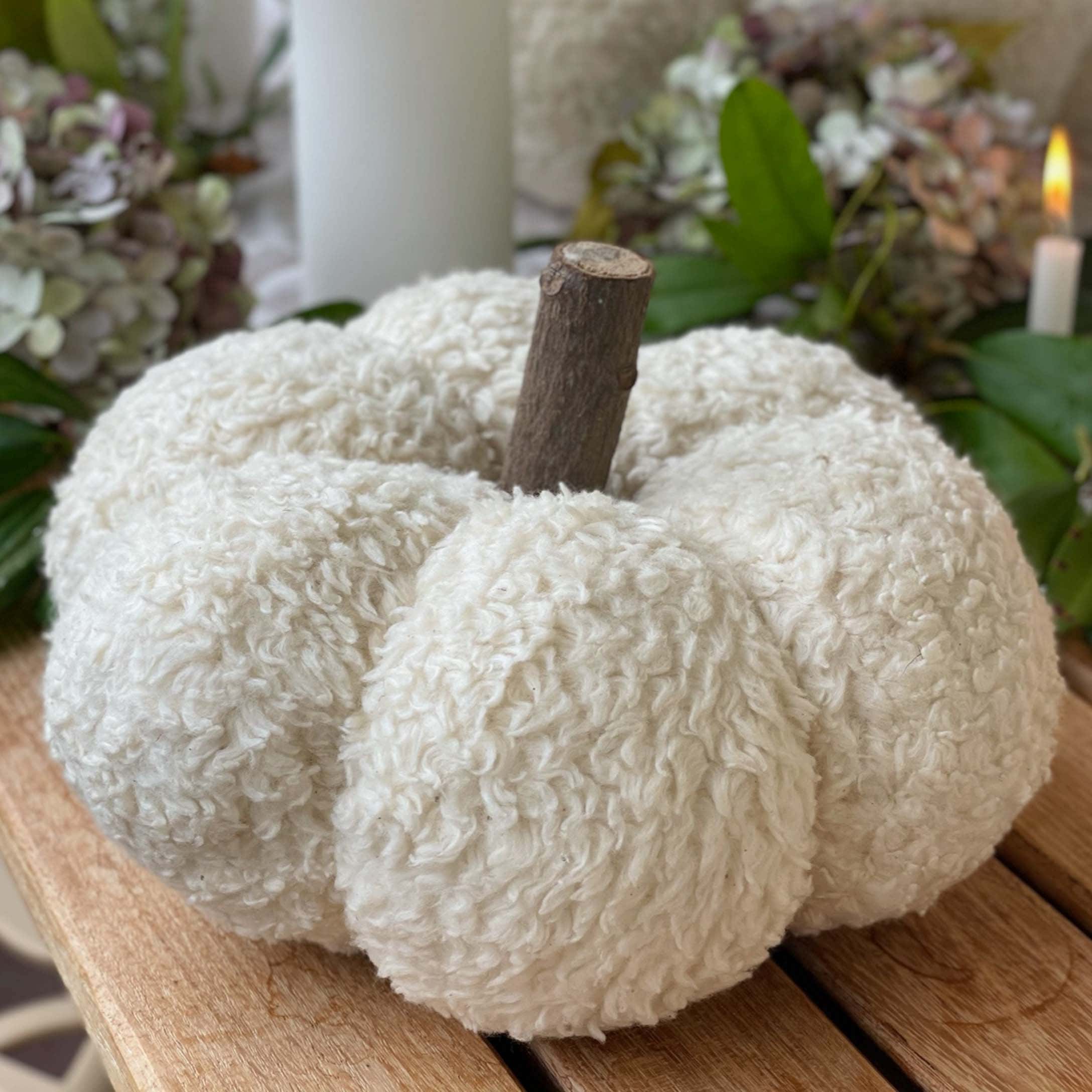 Decoratieve witte stoffen pompoen met houten steel voor herfsttafel decoratie