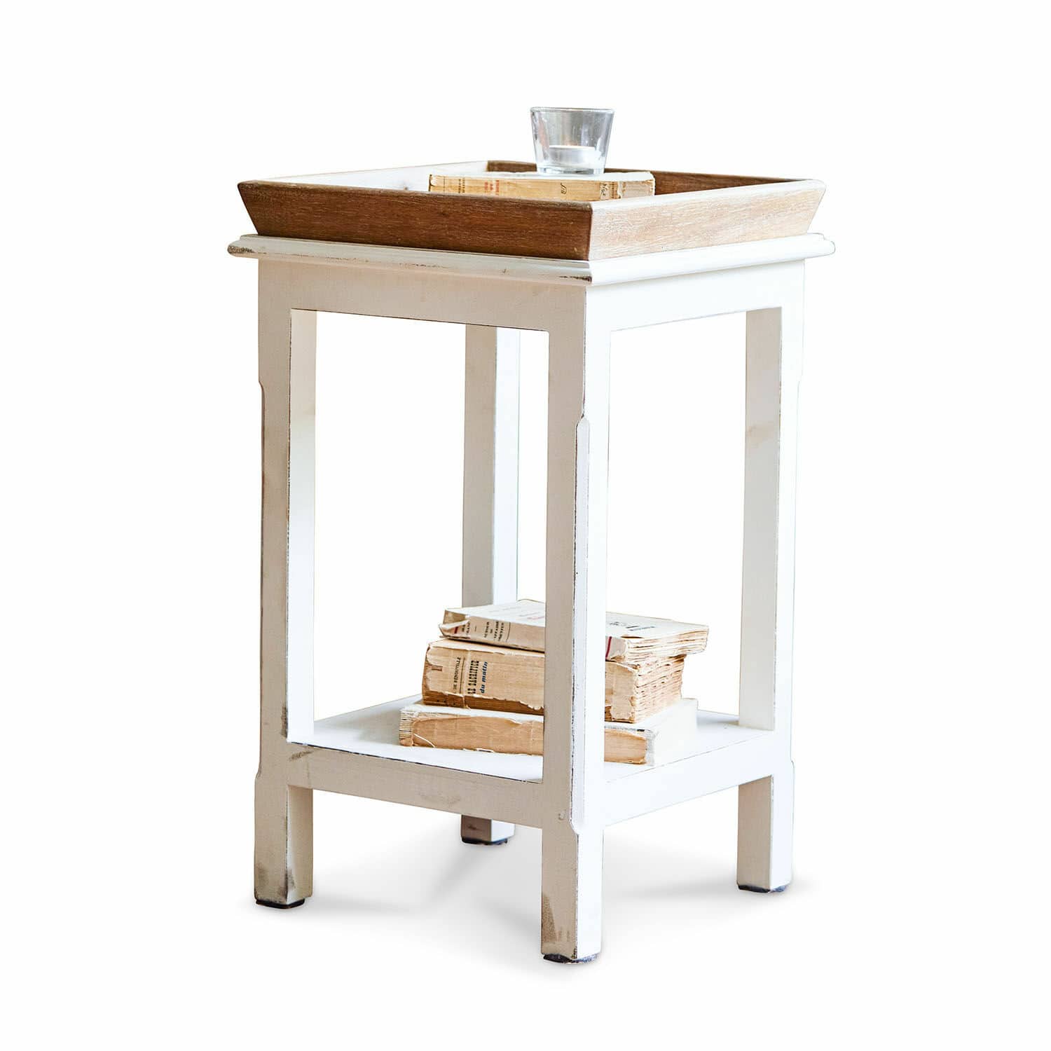 Bijzettafel Vieille Witte houten bijzettafel met plank en bruin dienblad, versierd met boeken en kaars
