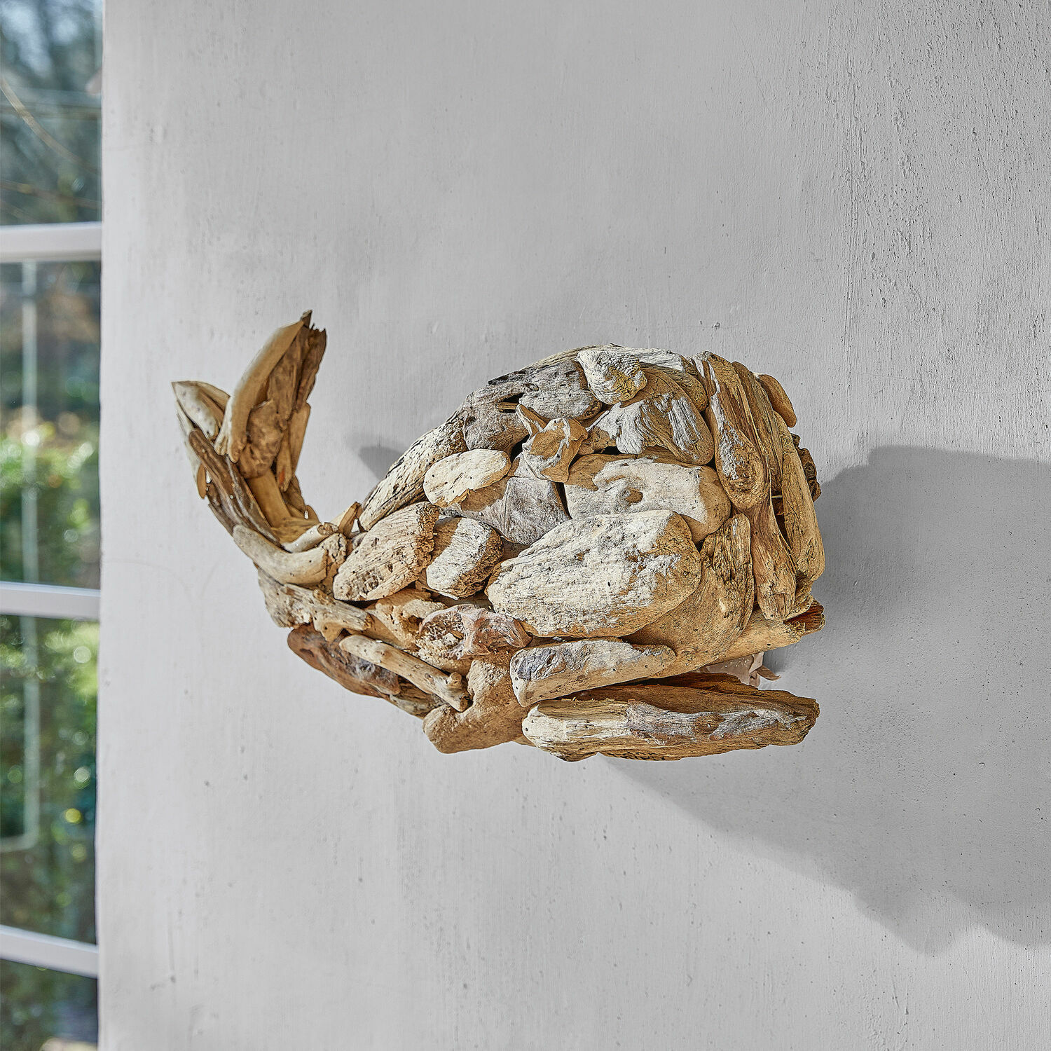 Wanddecoratie vis van natuurlijk drijfhout voor een maritieme interieurstijl