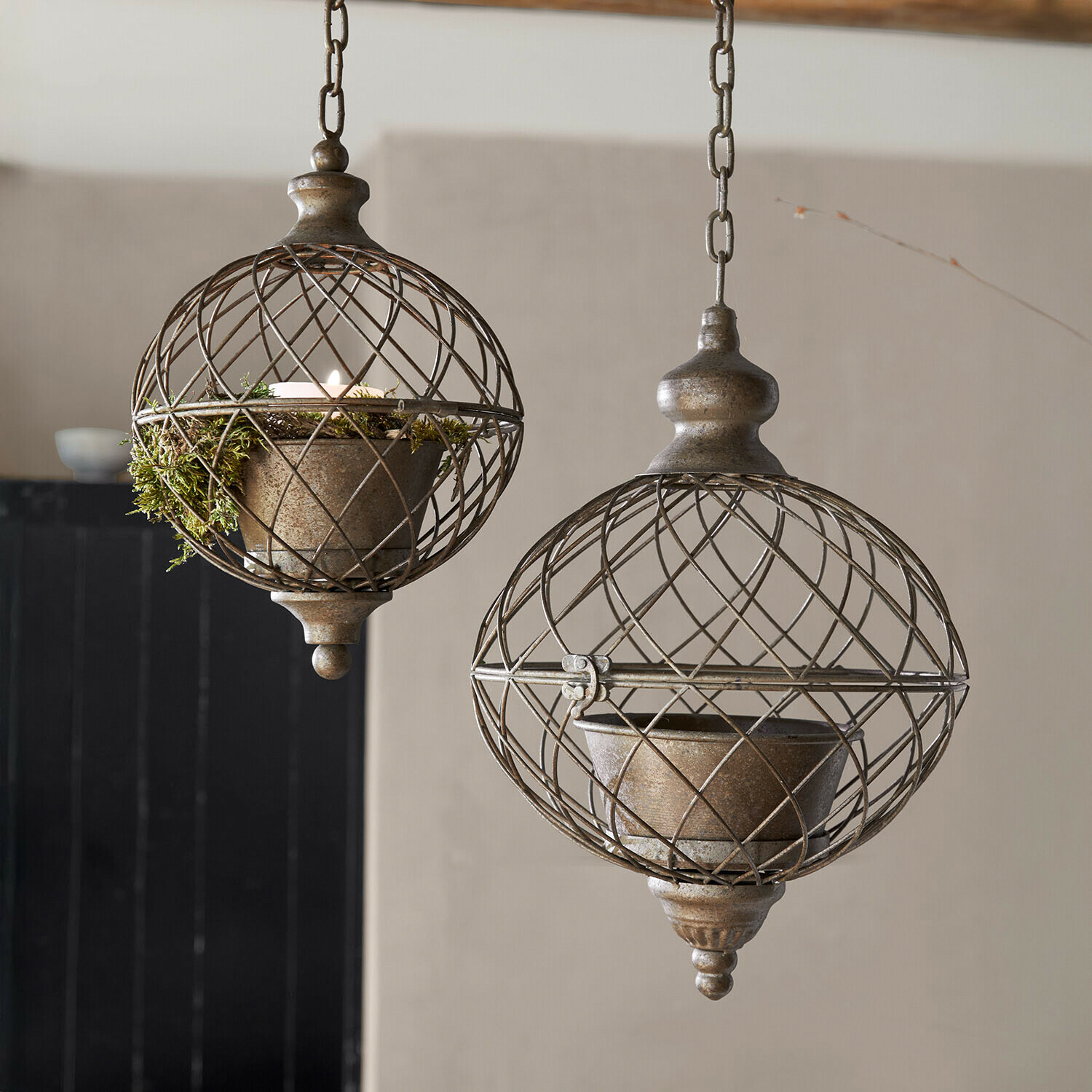 Hangbol set van 2 Eldhavn Hangende metalen lantaarns met roestige afwerking en open rasterstructuur voor kaars of plant