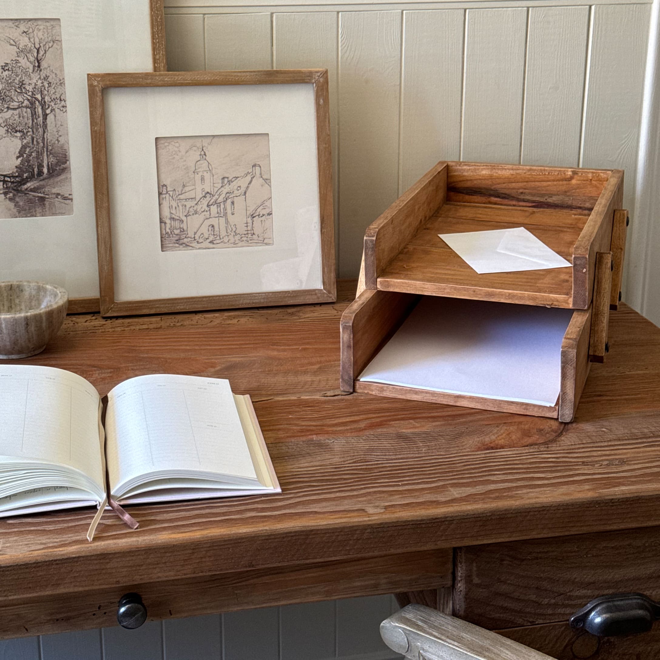 Houten bureau-organizer met twee vakken en een witte envelop, rustieke stijl en natuurlijke houtkleur