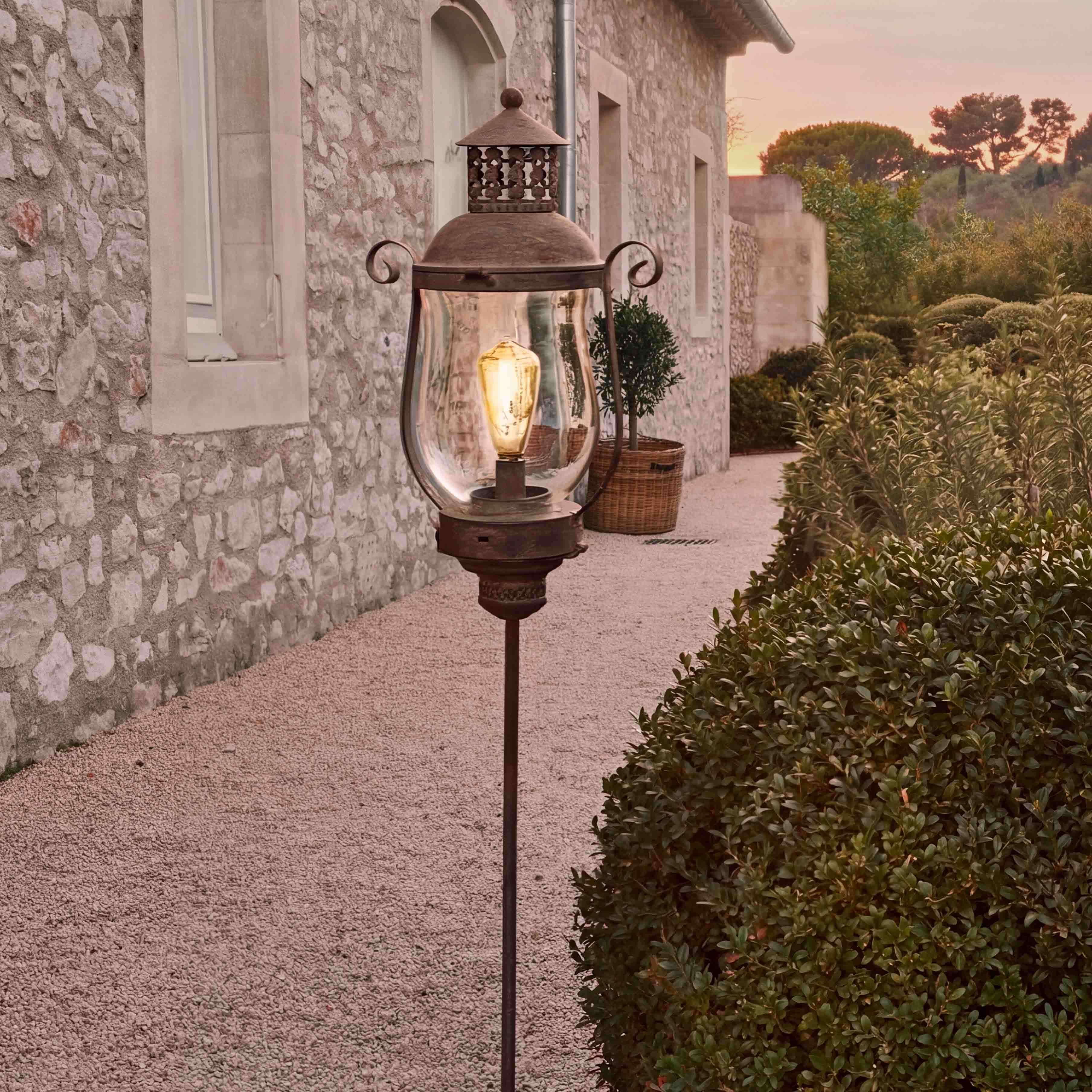 Vintage metalen tuinlantaarn met warm licht, decoratie voor tuinpad buiten
