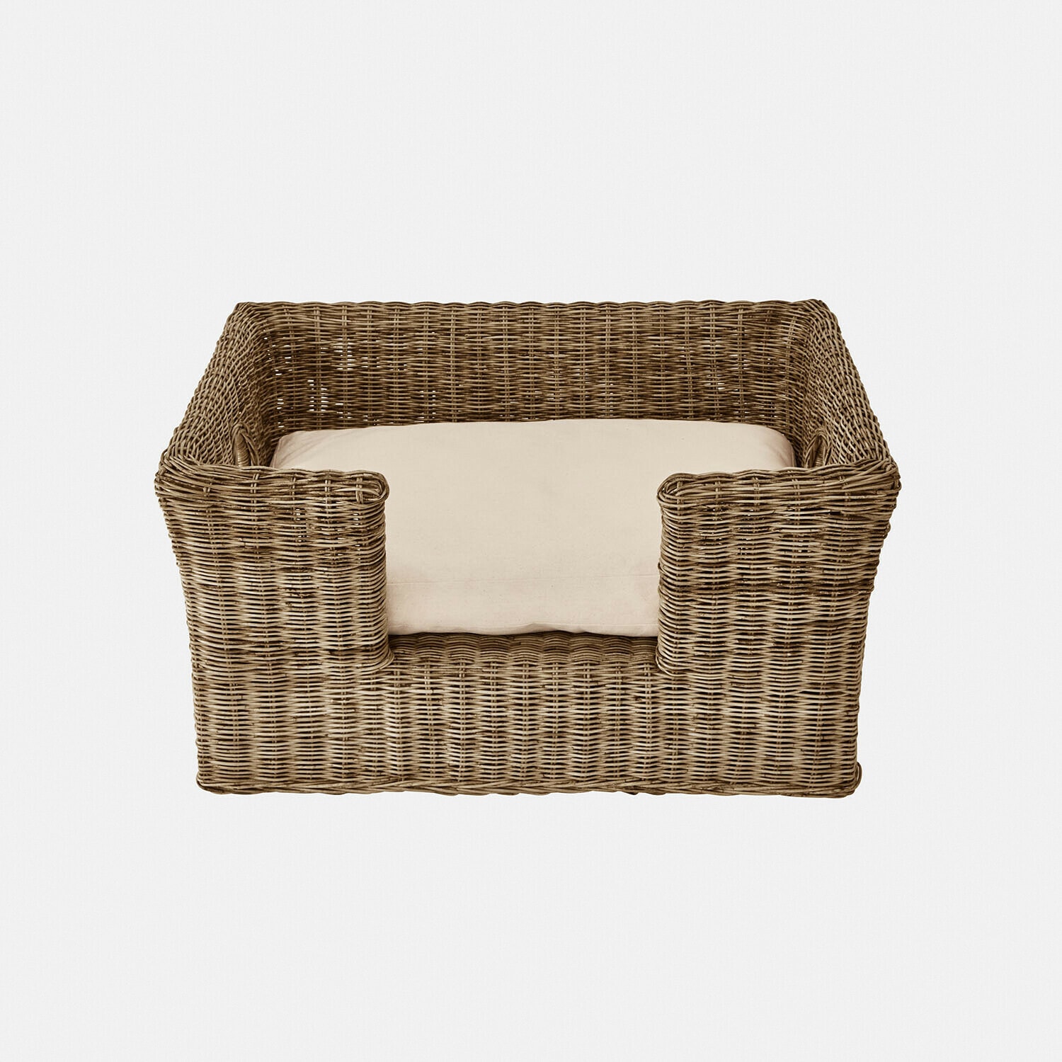 Vierkante hondenmand van natuurlijk riet met crème kussen, comfortabel en duurzaam voor huisdieren