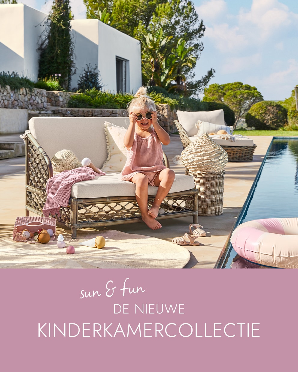 Klein meisje in roze jurk speelt op beige bank bij zwembad, nieuwe kinderkamercollectie