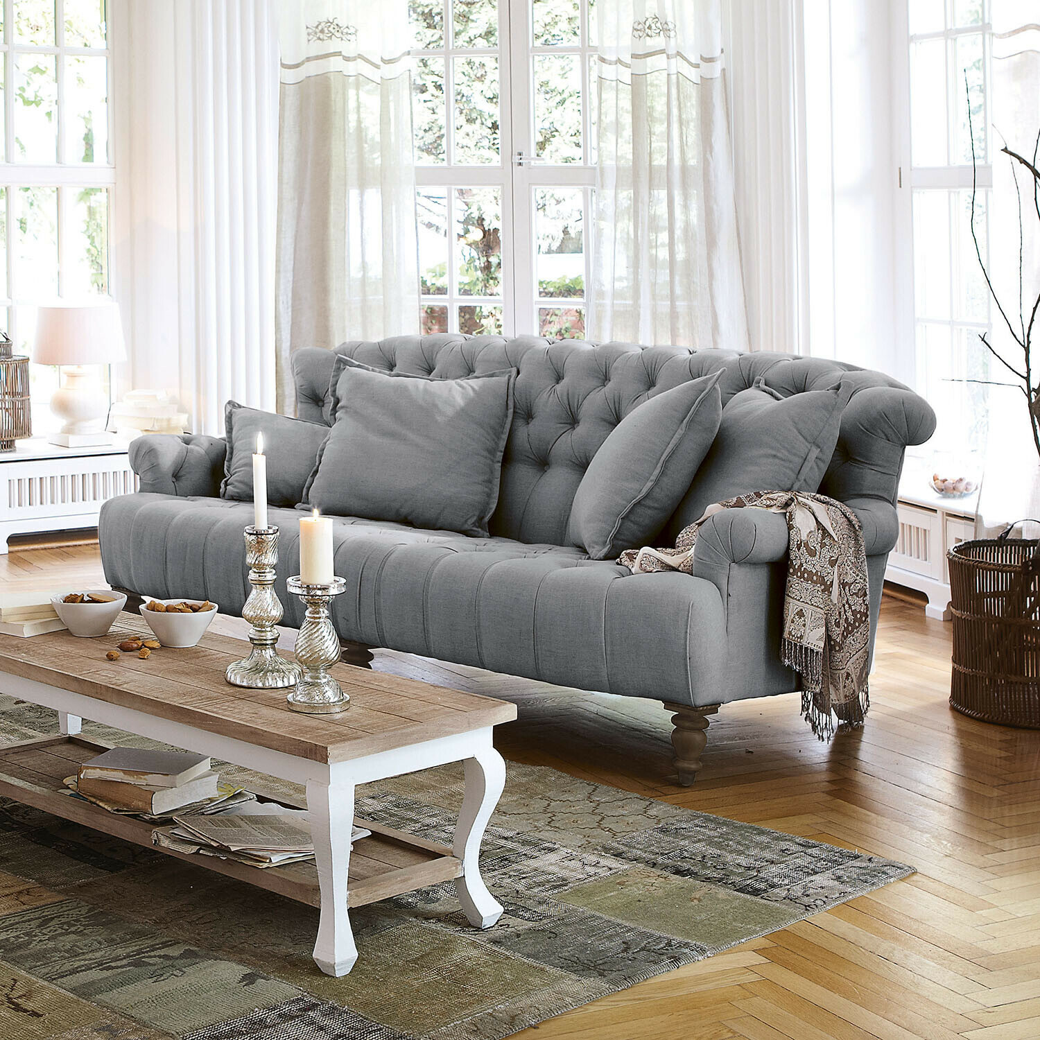 Bank Springfield Village Grijze gestoffeerde stoffen bank met kussens en decoratief plaid in lichte woonkamer