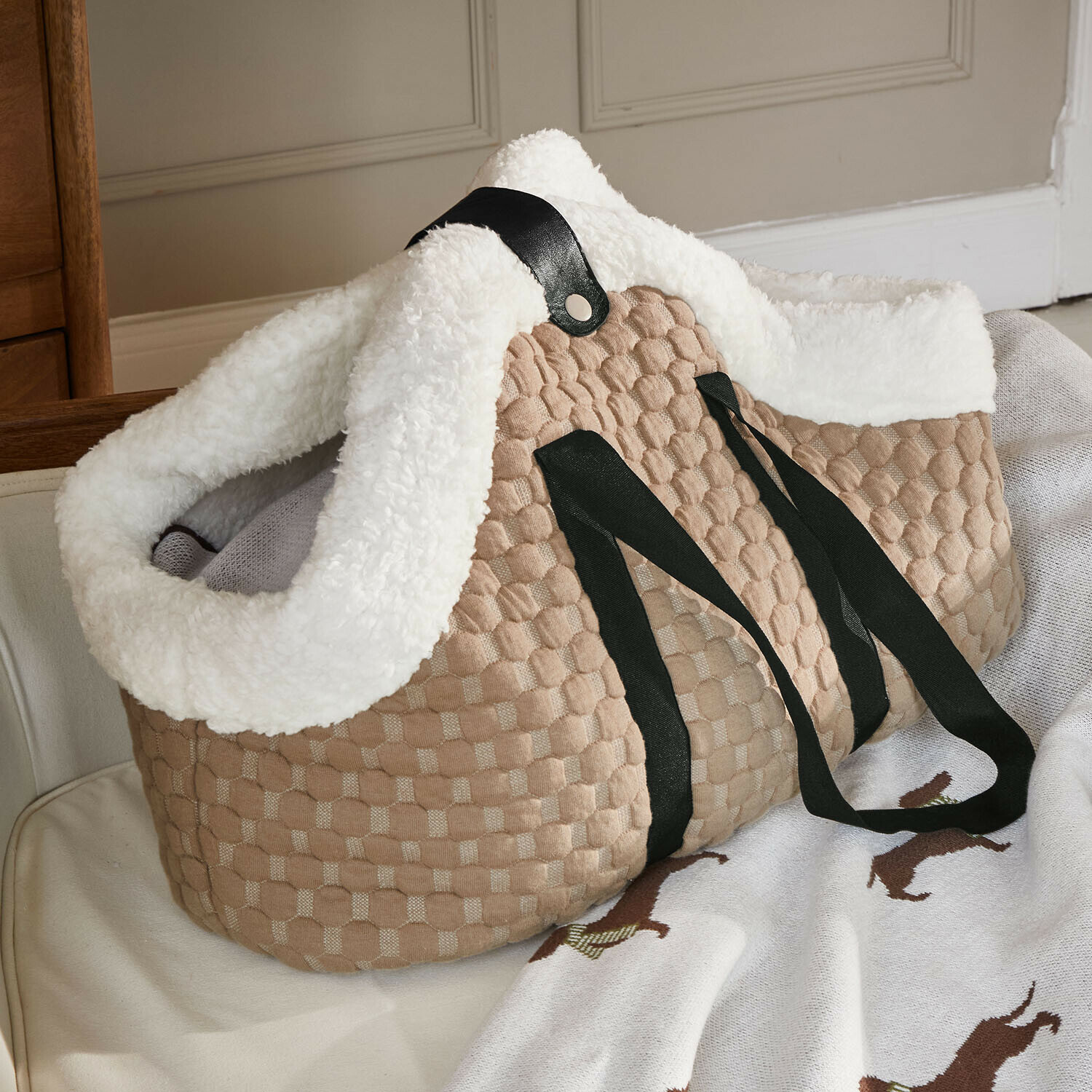 Huisdierentas Brisette Beige gewatteerde tas met witte faux fur rand en zwarte handvatten voor dagelijks gebruik