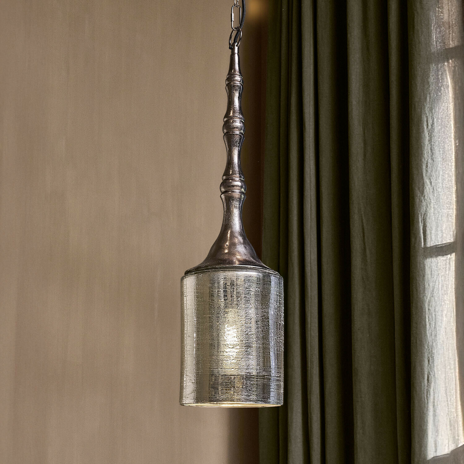 Hanglamp met metalen houder en zilverkleurige glazen kap voor vintage interieurs