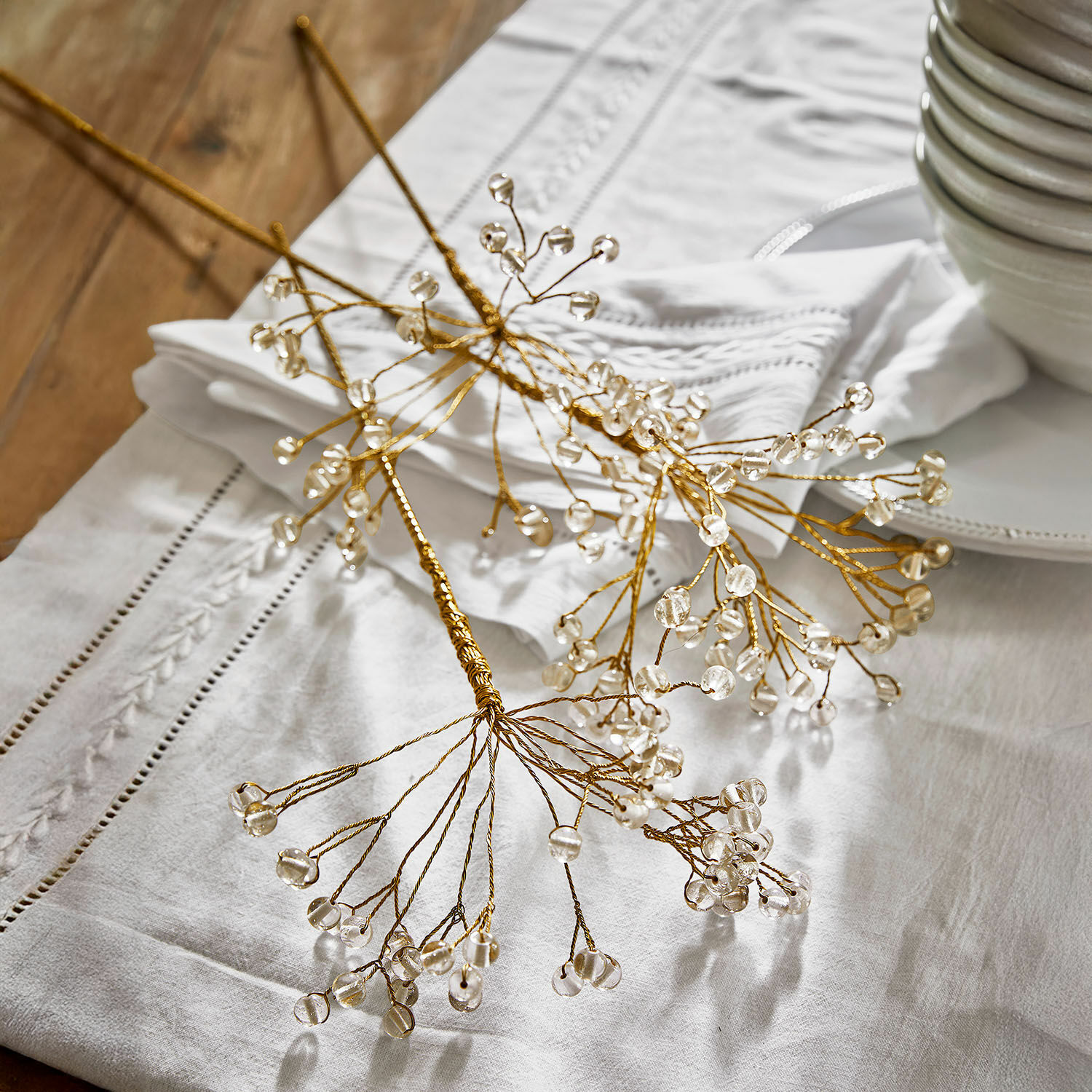 Steker set van 3 Nimweth Decoratieve gouden takken met transparante bolletjes op een wit tafelkleed, tafeldecoratie