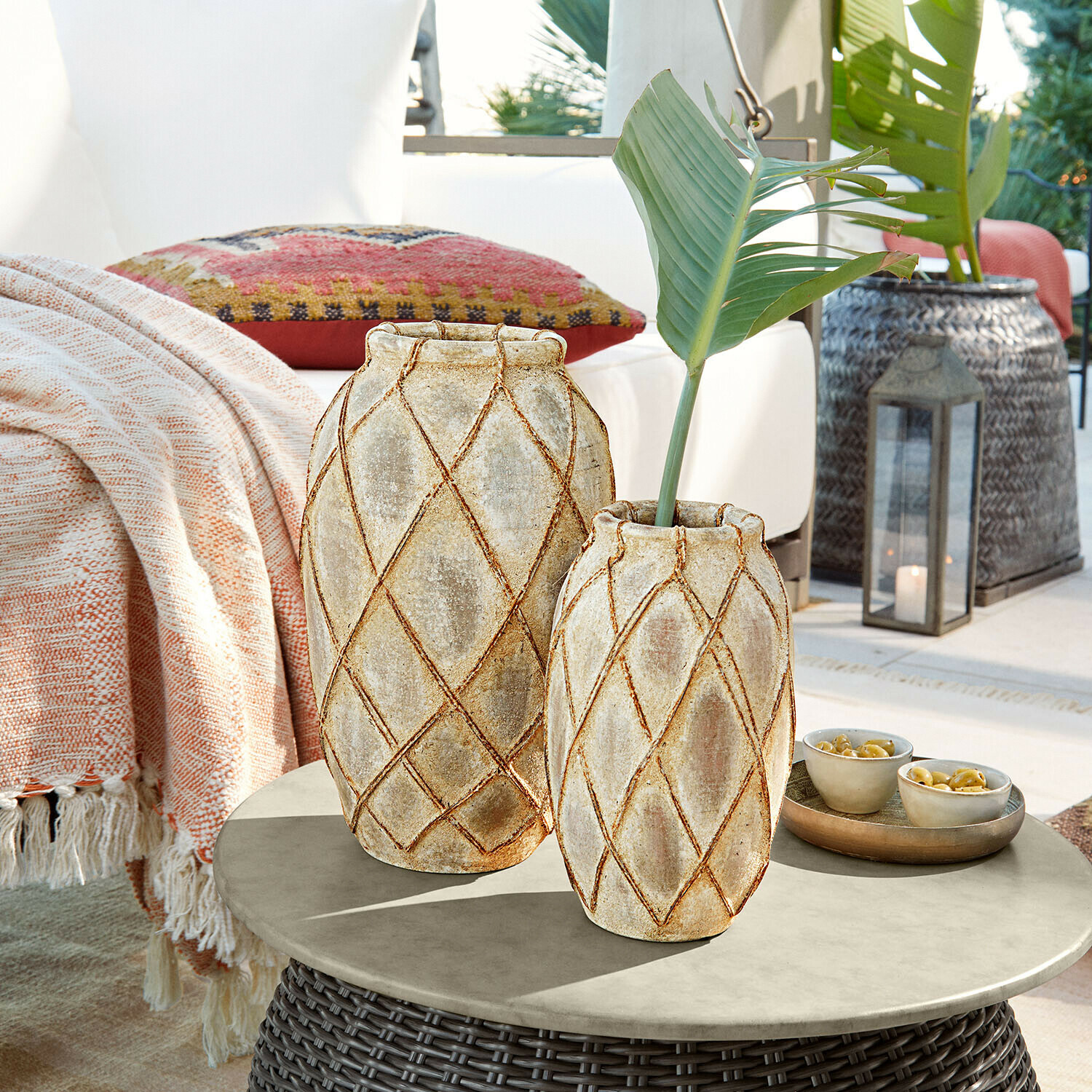 Vaas set van 2 Deloriva Twee beige keramische vazen met geometrisch patroon op een rotan buitentafel