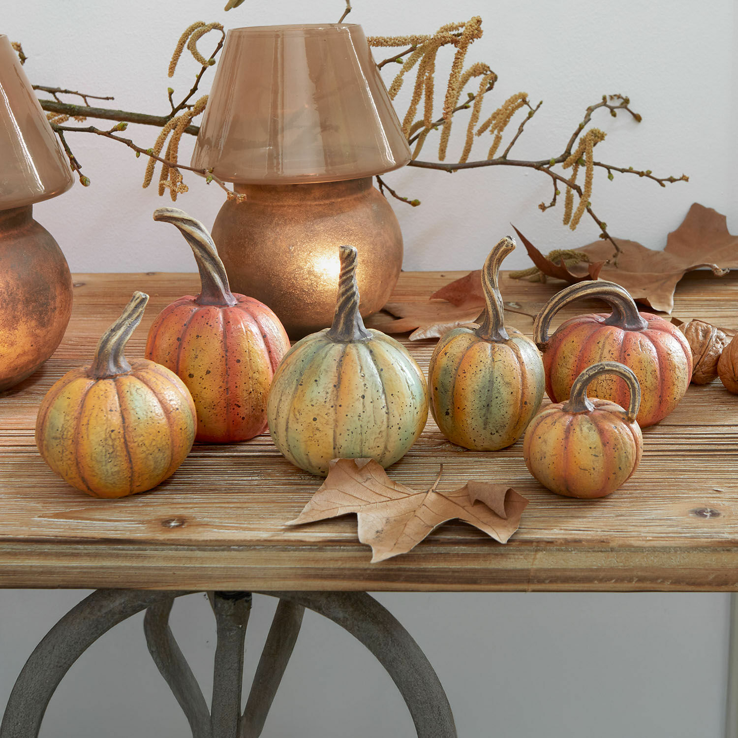Pompoen set van 6 Yokane Decoratieve pompoenen in oranje en groene tinten op houten tafel met herfstbladeren