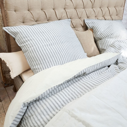 Katoenen beddengoed met grijze strepen op beige gestoffeerd hoofdeinde, stijlvol en comfortabel