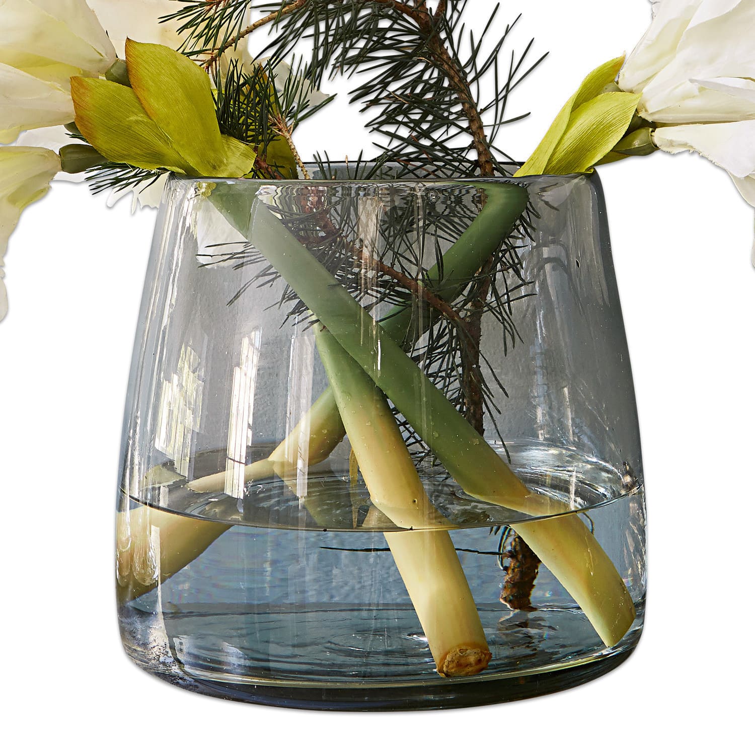 Vaas Inga Transparante glazen vaas met water, groene stelen en witte decoratieve bloemen