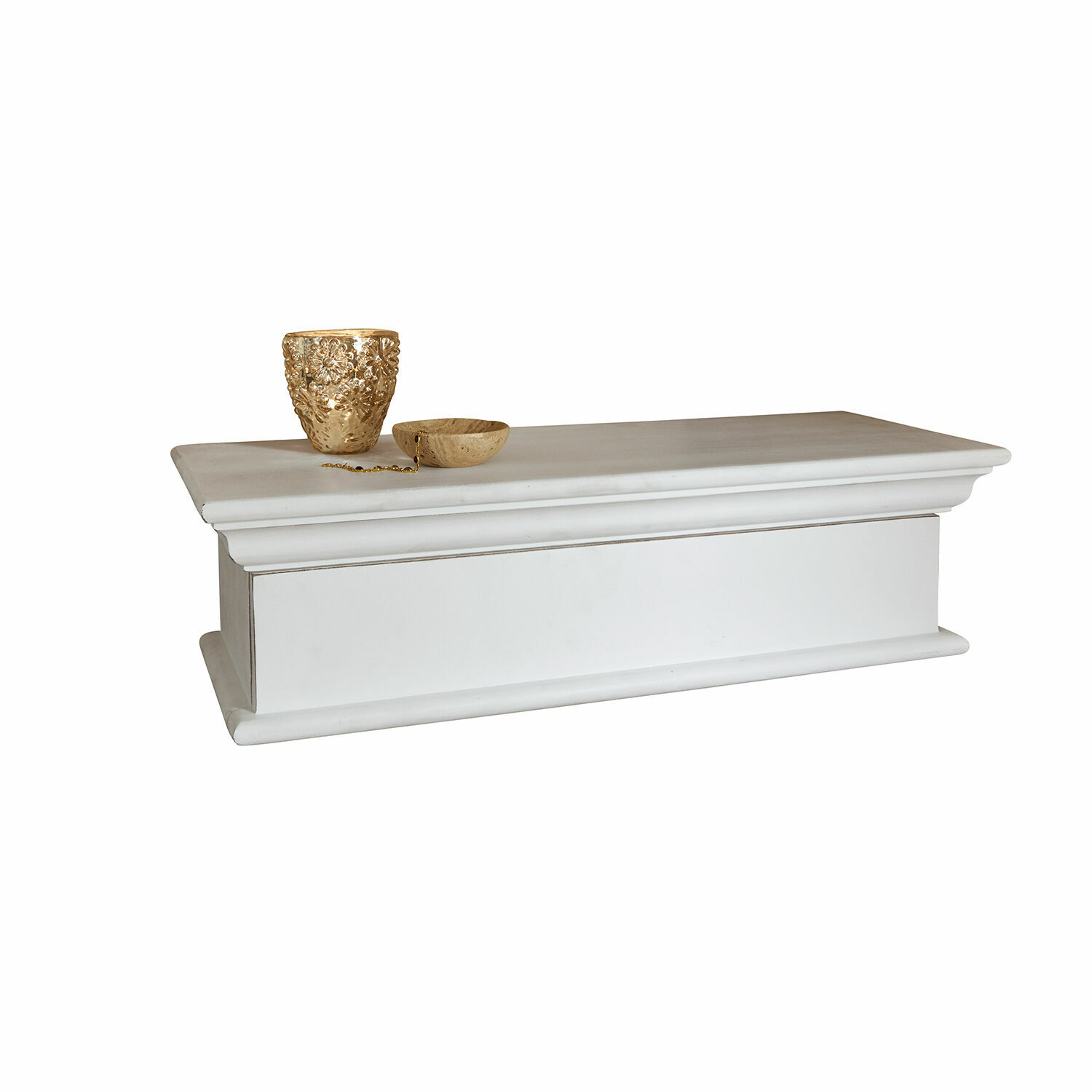 wit Witte houten wandplank Montarie met klassiek profiel en gouden decoratieve voorwerpen erop