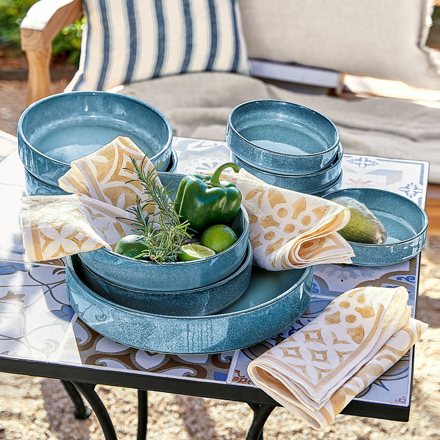 Set blauwe keramische kommen op tafel met decoratieve servetten en verse groenten