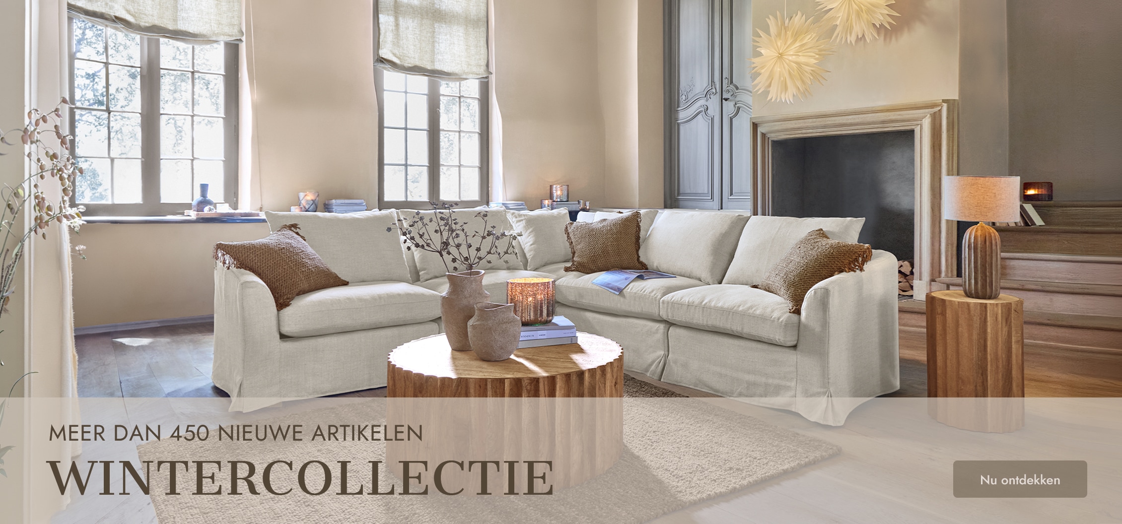 Lichte woonkamer met beige stoffen hoekbank en ronde houten salontafel in Scandinavische stijl
