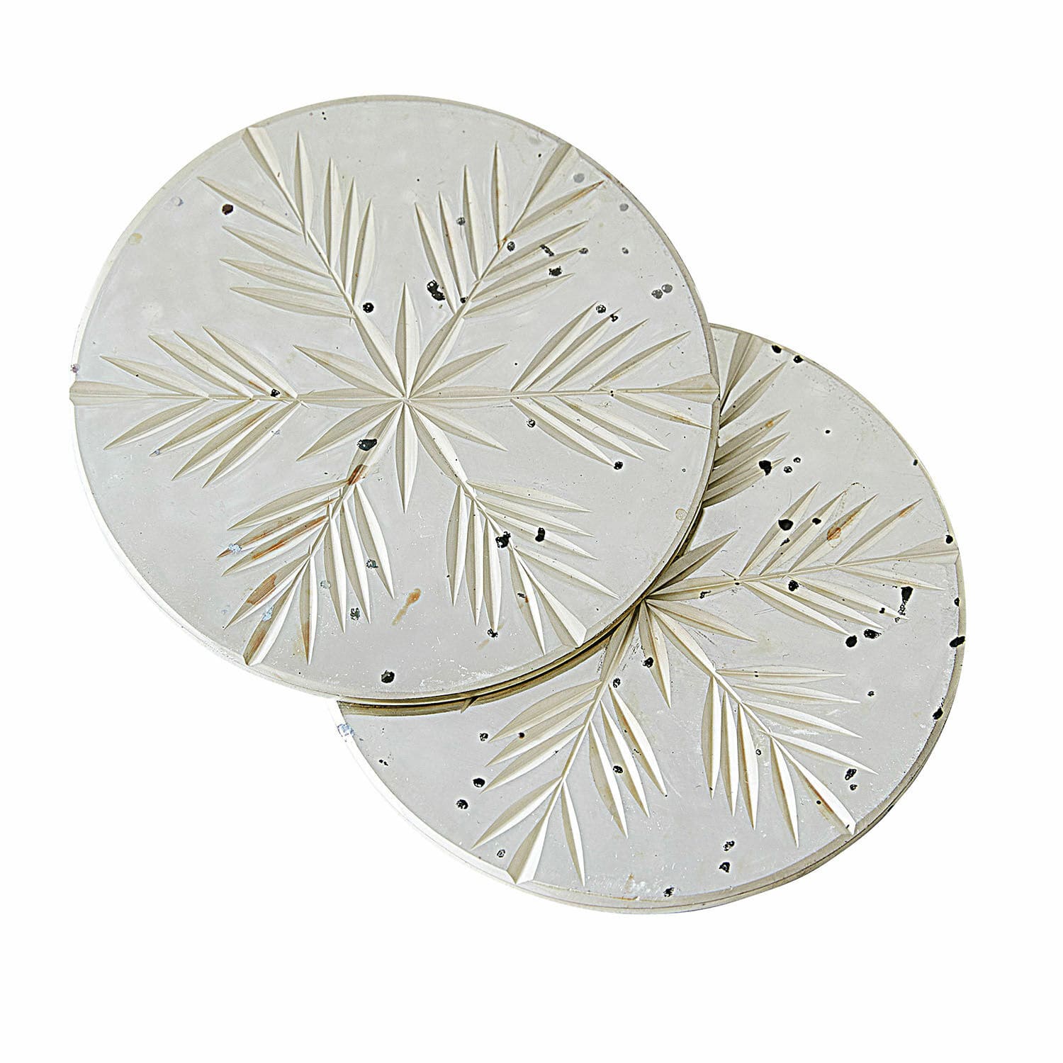 Onderzetter set van 2 Angeloi Set van twee ronde lichte betonnen onderzetters met gegraveerd bladmotief, decoratieve huisaccessoires