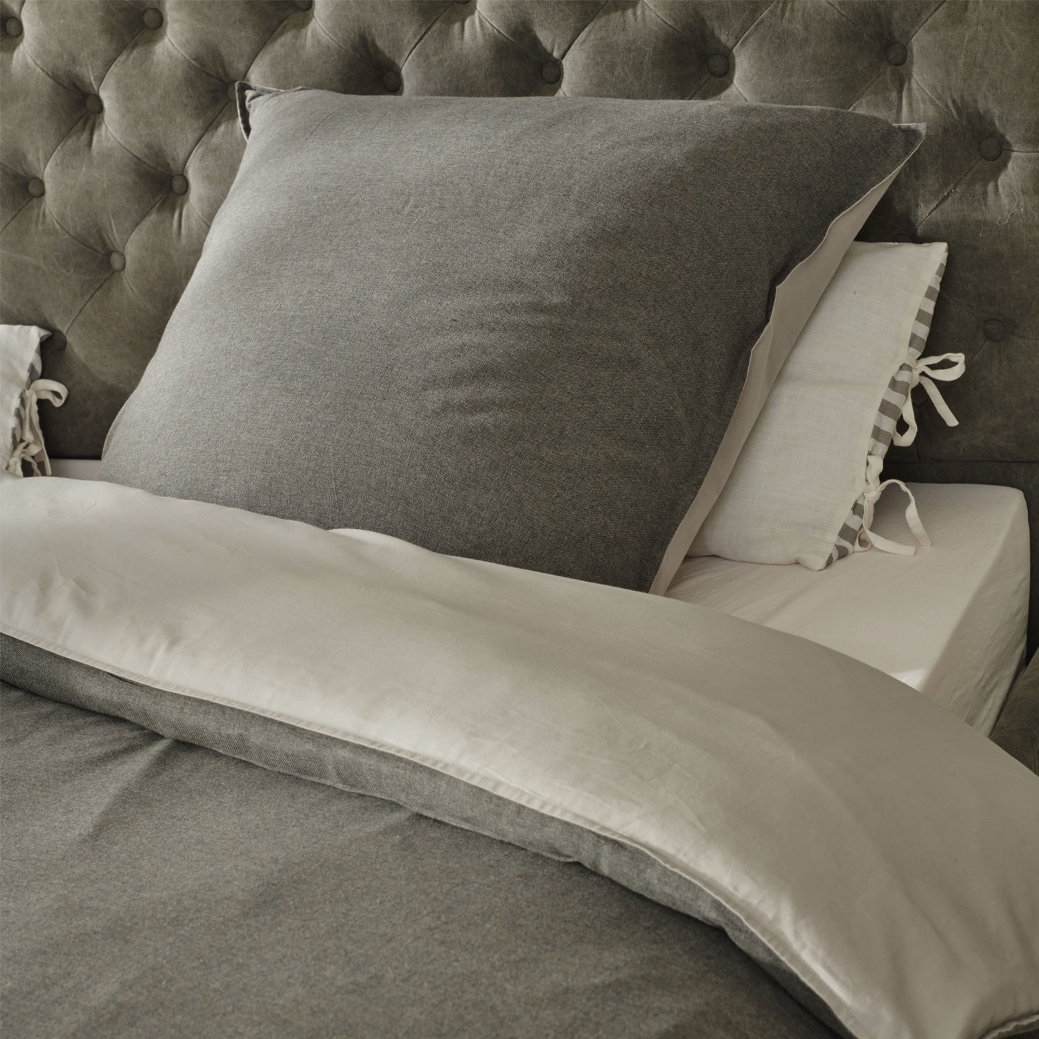 Beddengoed Mynatt Grijze beddengoed van zacht materiaal op bed met gestoffeerd hoofdeinde, comfortabel en stijlvol