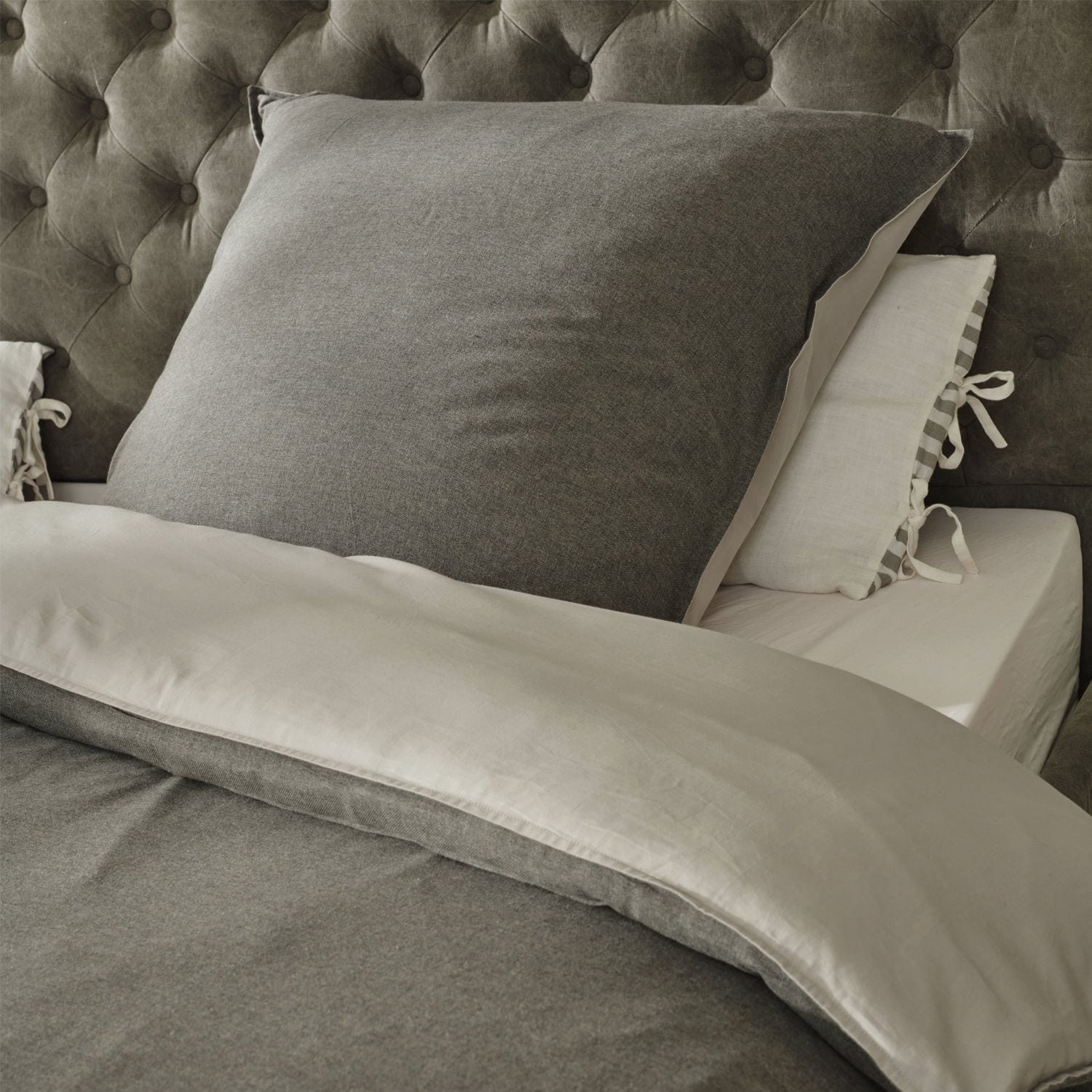 Beddengoed Mynatt Grijze beddengoed van zacht materiaal op bed met gestoffeerd hoofdeinde, comfortabel en stijlvol